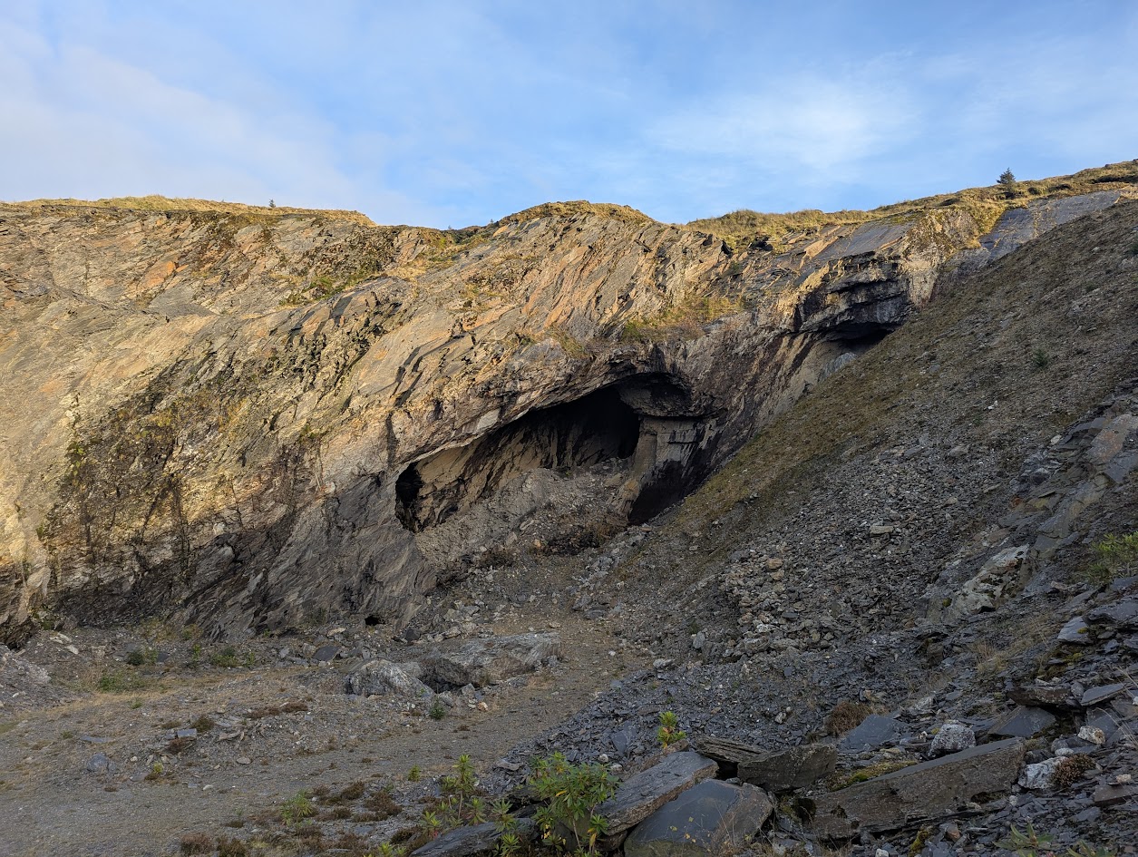 Maenofferen - roofed out chambers