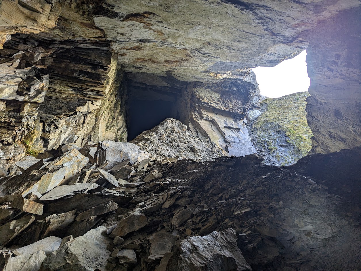 Maenofferen - roofed out chambers