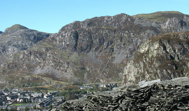 The dramatic incline from Nyth y Gigfran Quarry Chwarel Nyth-y-Gigfran ("raven's-nest quarry) is located on a narrow ledge above a sheer drop.