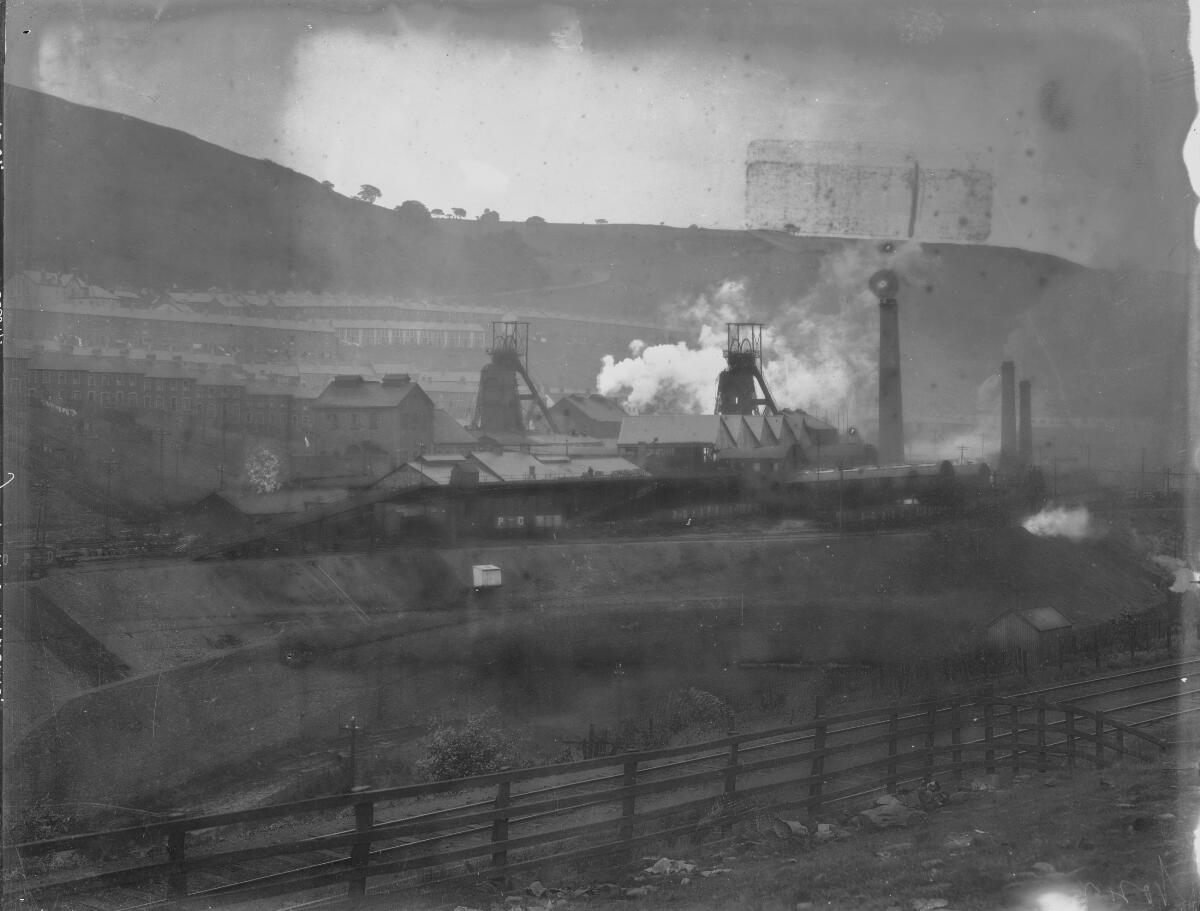 General view of Elliotts Town colliery c 1905, submitted by Buddle-Bot on 03-09-2025.
http://creativecommons.org/publicdomain/mark/1.0/ National Library of Wales General view of Elliotts Town colliery c 1905