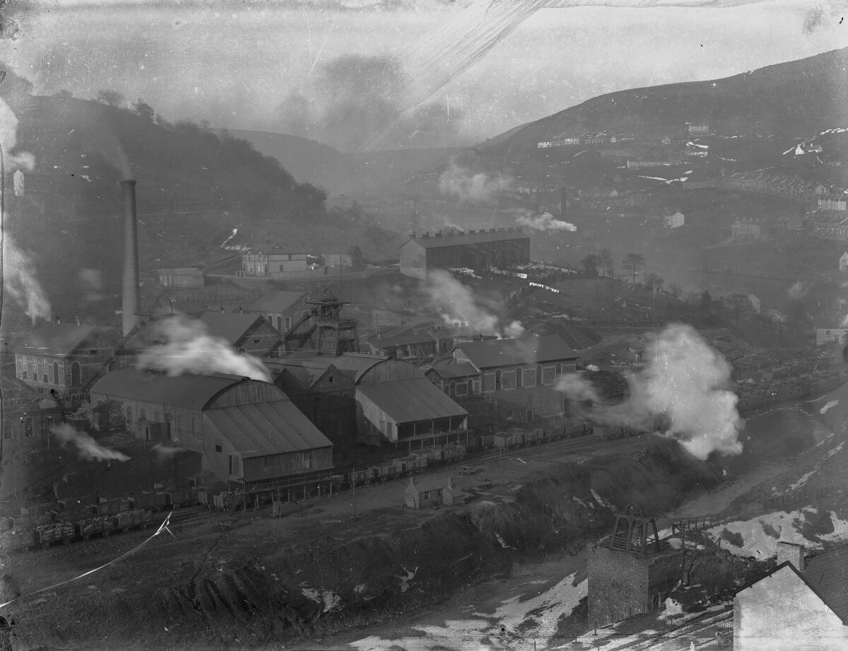 Lancasters Six Bells Colliery c1905, submitted by Buddle-Bot on 03-09-2025.
http://creativecommons.org/publicdomain/mark/1.0/ National Library of Wales Lancasters Six Bells Colliery c1905