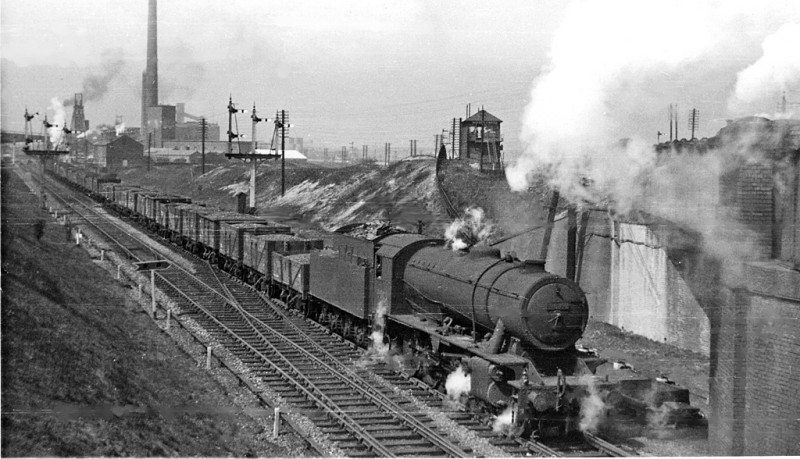 Manvers Main Colliery (left) on the old Great Central railway line (1950)