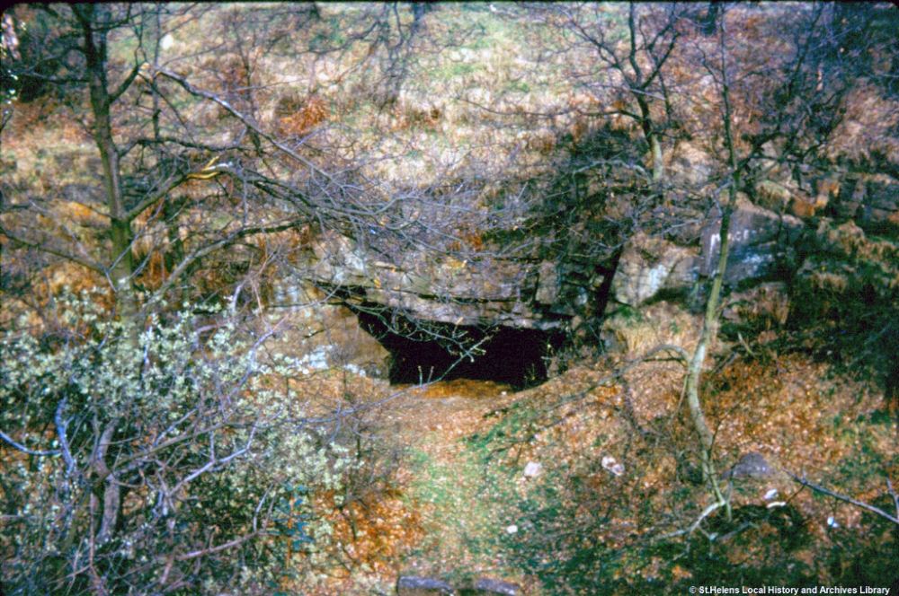 Postcard - Rainford Old Delf 1960, submitted by ilt on 05-02-2026.
© St. Helens Local History and Archives Library Postcard - Rainford Old Delf 1960