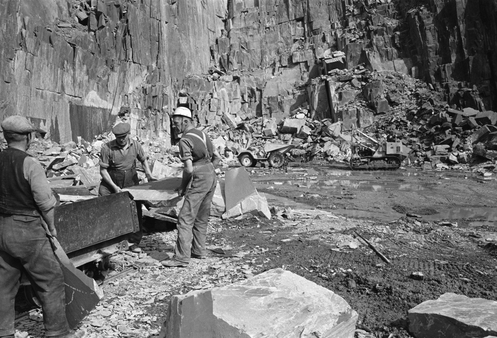 Goronwy Roberts, Minister of State for Wales, Penrhyn Quarry visit - 9 Apr 1965, submitted by Buddle-Bot on 01-04-2025.
© Geoff Charles https://creativecommons.org/licenses/by-sa/4.0/ http://www.llyfrgell.cymru Goronwy Roberts, Minister of State for Wales, Penrhyn Quarry visit - 9 Apr 1965