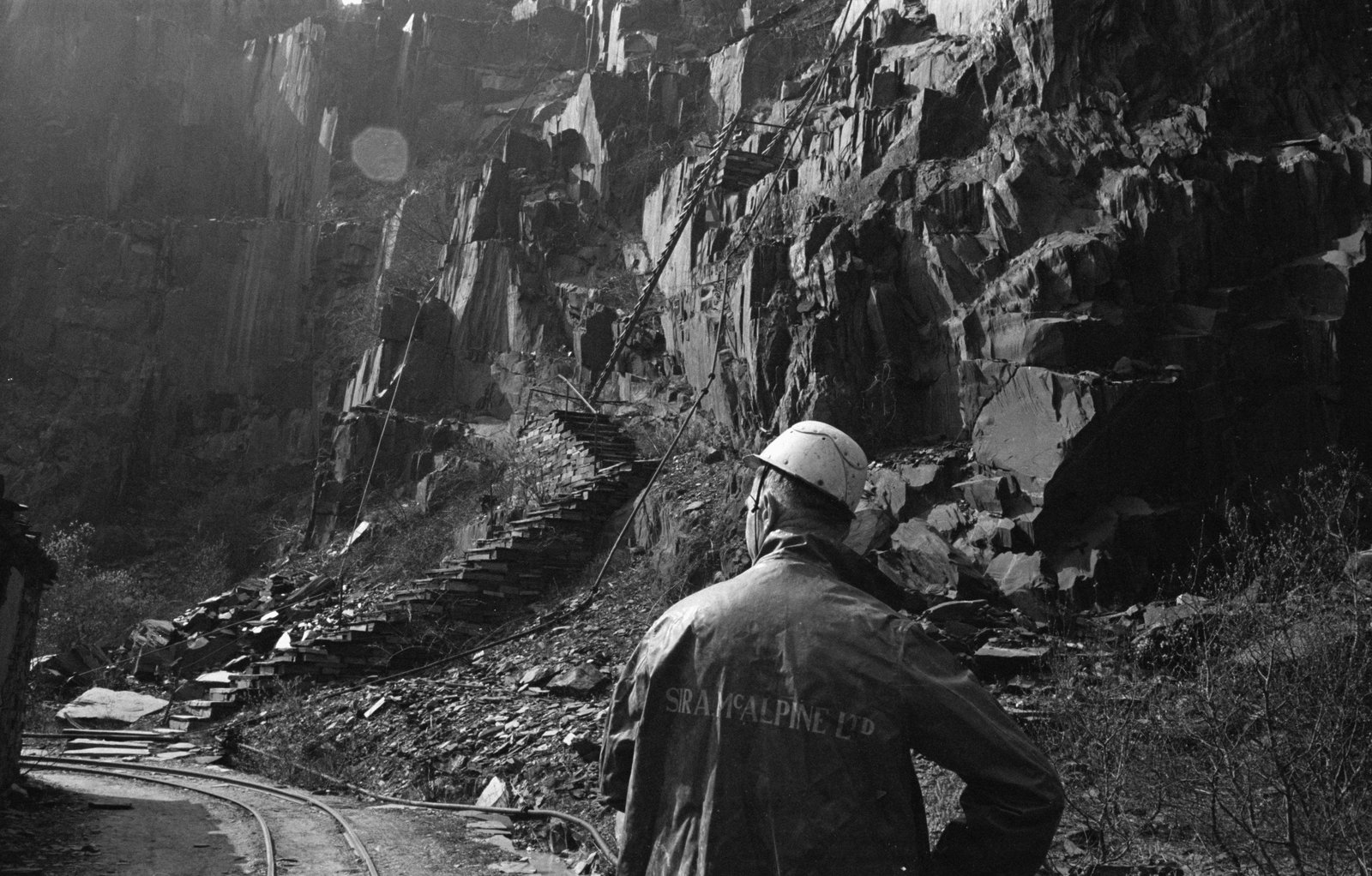 Goronwy Roberts, Minister of State for Wales, Penrhyn Quarry visit - 9 Apr 1965, submitted by Buddle-Bot on 01-04-2025.
© Geoff Charles https://creativecommons.org/licenses/by-sa/4.0/ http://www.llyfrgell.cymru Goronwy Roberts, Minister of State for Wales, Penrhyn Quarry visit - 9 Apr 1965
