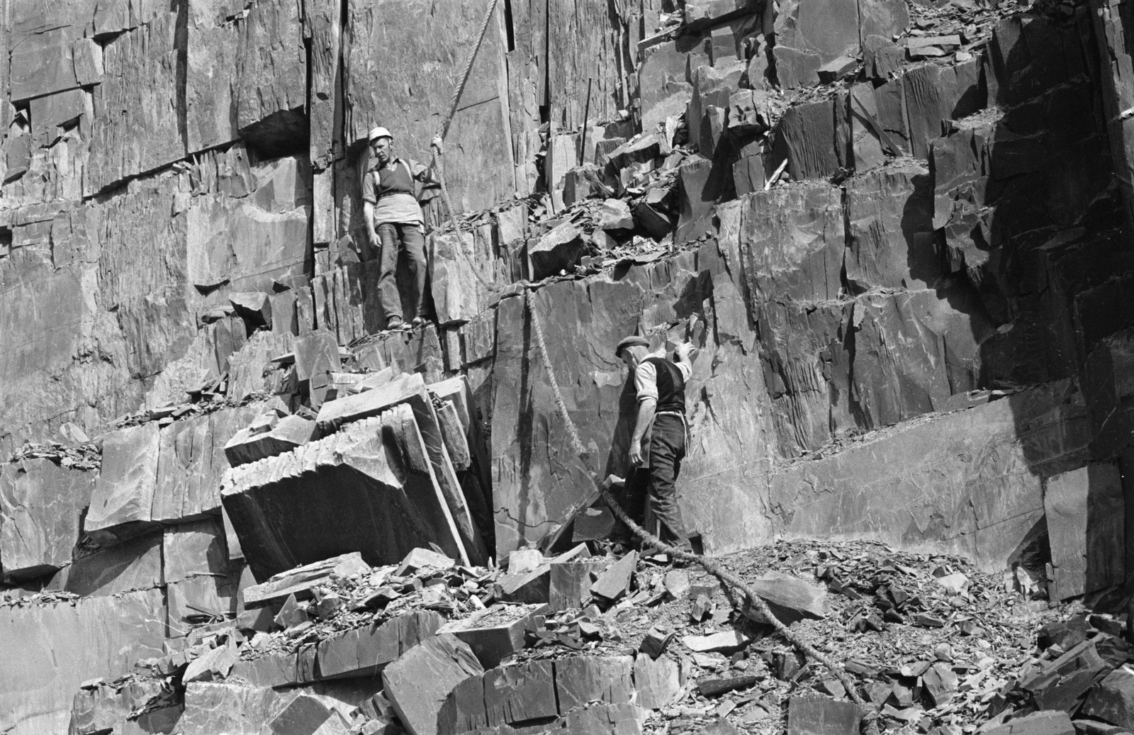 Goronwy Roberts, Minister of State for Wales, Penrhyn Quarry visit - 9 Apr 1965, submitted by Buddle-Bot on 01-04-2025.
© Geoff Charles https://creativecommons.org/licenses/by-sa/4.0/ http://www.llyfrgell.cymru Goronwy Roberts, Minister of State for Wales, Penrhyn Quarry visit - 9 Apr 1965
