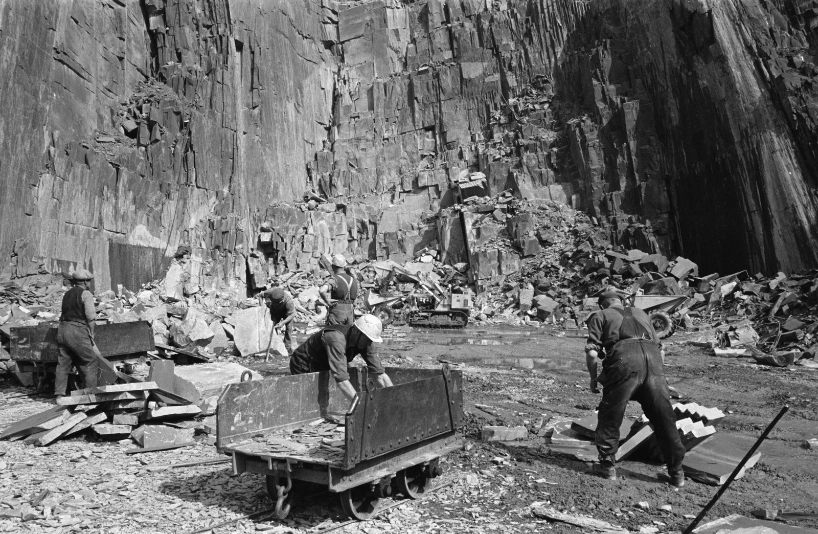 Goronwy Roberts, Minister of State for Wales, Penrhyn Quarry visit - 9 Apr 1965, submitted by Buddle-Bot on 01-04-2025.
© Geoff Charles https://creativecommons.org/licenses/by-sa/4.0/ http://www.llyfrgell.cymru Goronwy Roberts, Minister of State for Wales, Penrhyn Quarry visit - 9 Apr 1965
