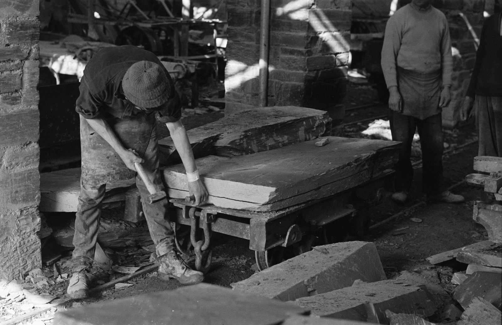 Goronwy Roberts, Minister of State for Wales, Penrhyn Quarry visit - 9 Apr 1965, submitted by Buddle-Bot on 01-04-2025.
© Geoff Charles https://creativecommons.org/licenses/by-sa/4.0/ http://www.llyfrgell.cymru Goronwy Roberts, Minister of State for Wales, Penrhyn Quarry visit - 9 Apr 1965
