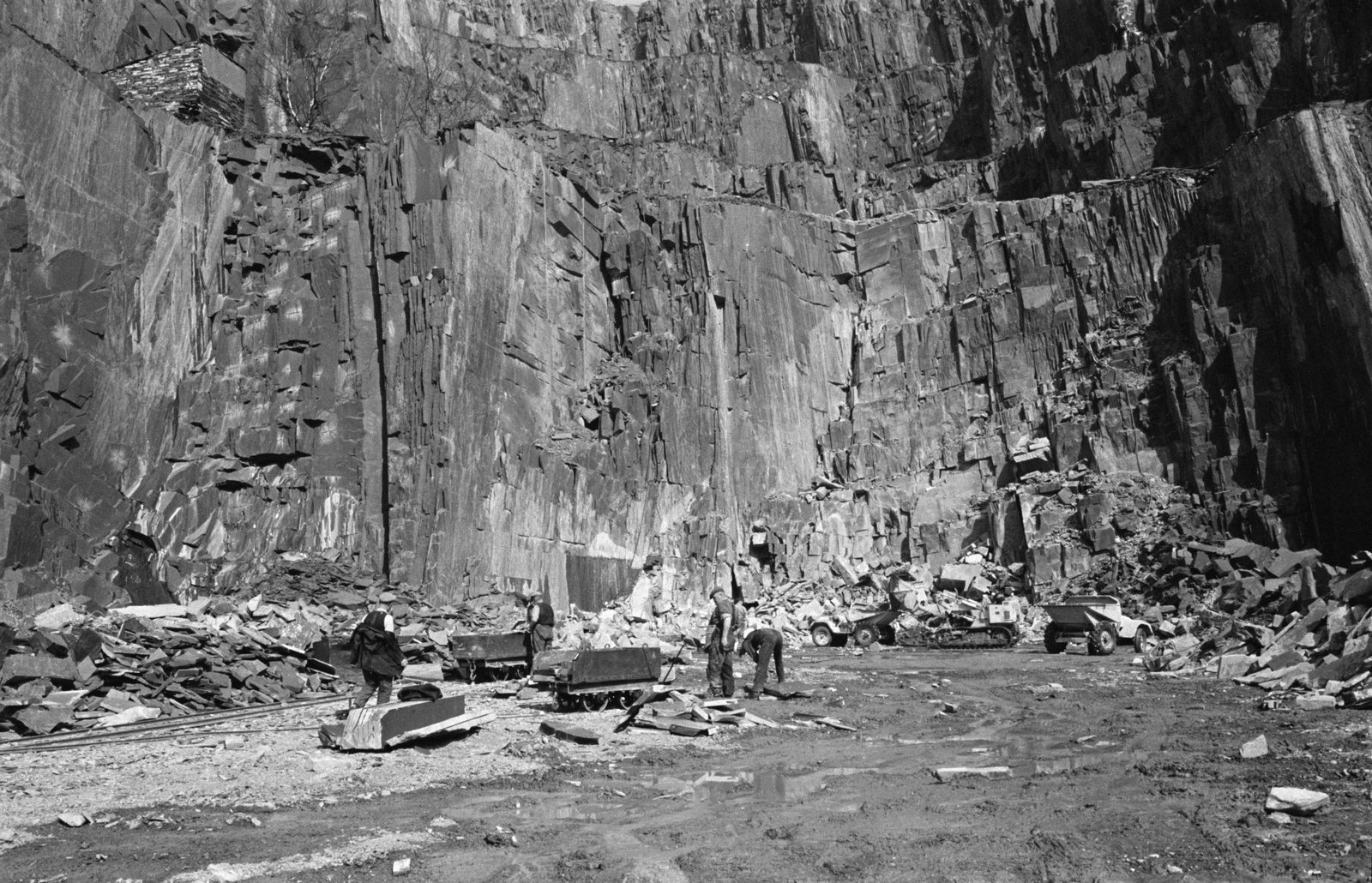 Goronwy Roberts, Minister of State for Wales, Penrhyn Quarry visit - 9 Apr 1965, submitted by Buddle-Bot on 01-04-2025.
© Geoff Charles https://creativecommons.org/licenses/by-sa/4.0/ http://www.llyfrgell.cymru Goronwy Roberts, Minister of State for Wales, Penrhyn Quarry visit - 9 Apr 1965