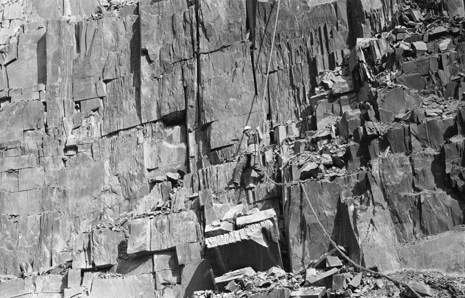 Goronwy Roberts, Minister of State for Wales, Penrhyn Quarry visit - 9 Apr 1965, submitted by Buddle-Bot on 01-04-2025.
© Geoff Charles https://creativecommons.org/licenses/by-sa/4.0/ http://www.llyfrgell.cymru Goronwy Roberts, Minister of State for Wales, Penrhyn Quarry visit - 9 Apr 1965