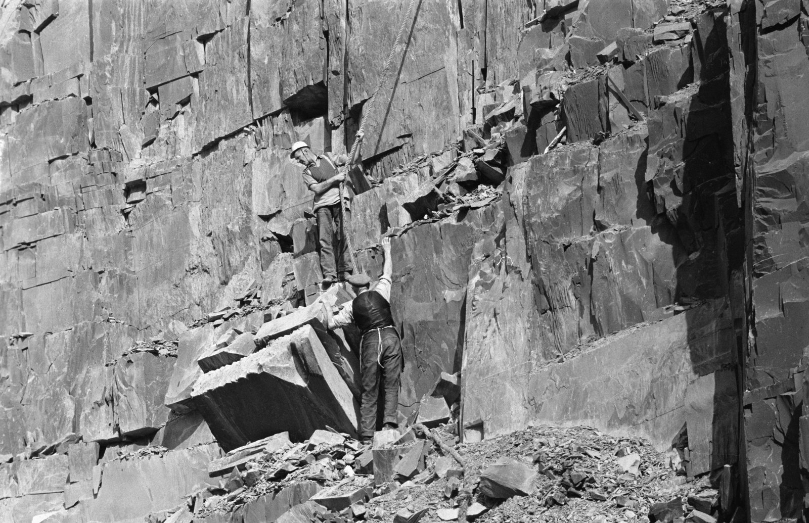 Goronwy Roberts, Minister of State for Wales, Penrhyn Quarry visit - 9 Apr 1965, submitted by Buddle-Bot on 01-04-2025.
© Geoff Charles https://creativecommons.org/licenses/by-sa/4.0/ http://www.llyfrgell.cymru Goronwy Roberts, Minister of State for Wales, Penrhyn Quarry visit - 9 Apr 1965