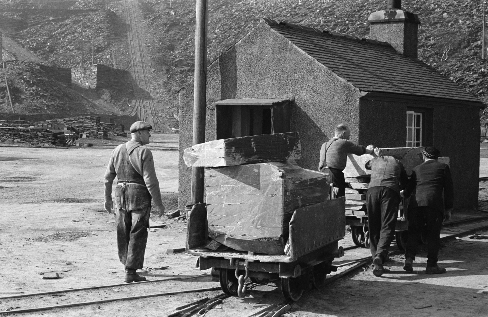 Goronwy Roberts, Minister of State for Wales, Penrhyn Quarry visit - 9 Apr 1965, submitted by Buddle-Bot on 01-04-2025.
© Geoff Charles https://creativecommons.org/licenses/by-sa/4.0/ http://www.llyfrgell.cymru Goronwy Roberts, Minister of State for Wales, Penrhyn Quarry visit - 9 Apr 1965