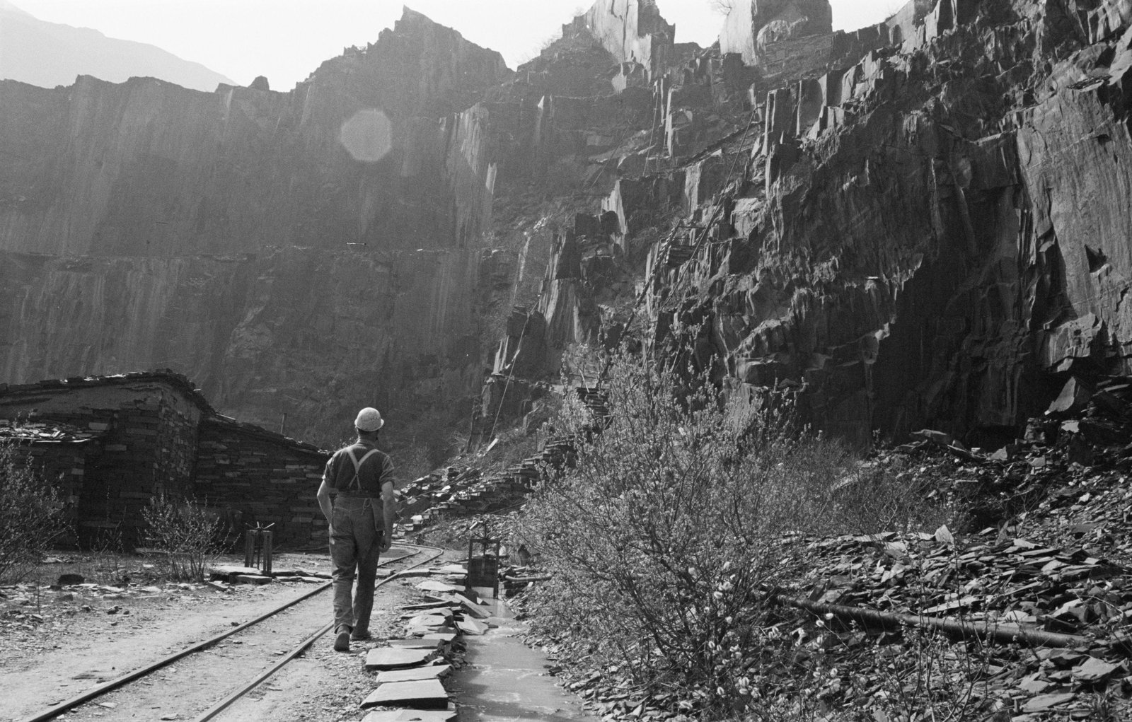 Goronwy Roberts, Minister of State for Wales, Penrhyn Quarry visit - 9 Apr 1965, submitted by Buddle-Bot on 01-04-2025.
© Geoff Charles https://creativecommons.org/licenses/by-sa/4.0/ http://www.llyfrgell.cymru Goronwy Roberts, Minister of State for Wales, Penrhyn Quarry visit - 9 Apr 1965