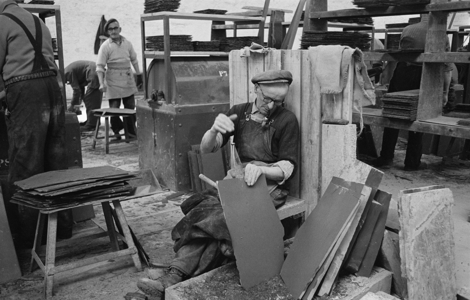 Goronwy Roberts, Minister of State for Wales, Penrhyn Quarry visit - 9 Apr 1965, submitted by Buddle-Bot on 01-04-2025.
© Geoff Charles https://creativecommons.org/licenses/by-sa/4.0/ http://www.llyfrgell.cymru Goronwy Roberts, Minister of State for Wales, Penrhyn Quarry visit - 9 Apr 1965