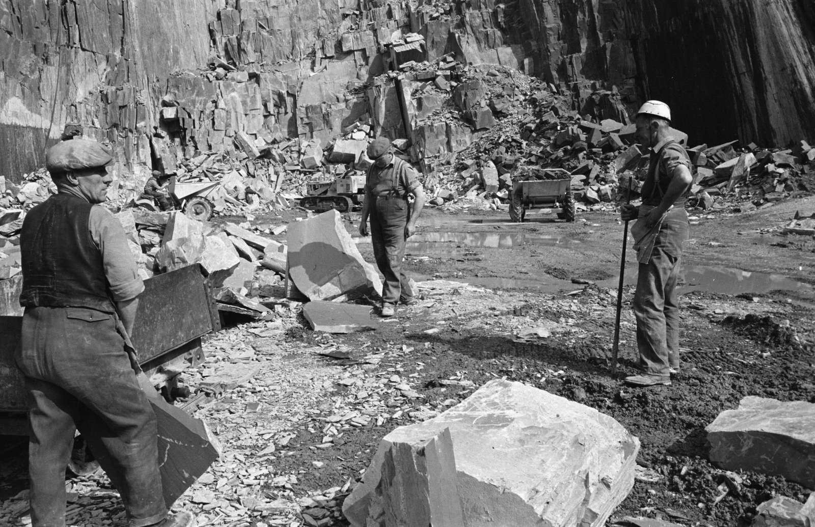 Goronwy Roberts, Minister of State for Wales, Penrhyn Quarry visit - 9 Apr 1965, submitted by Buddle-Bot on 01-04-2025.
© Geoff Charles https://creativecommons.org/licenses/by-sa/4.0/ http://www.llyfrgell.cymru Goronwy Roberts, Minister of State for Wales, Penrhyn Quarry visit - 9 Apr 1965