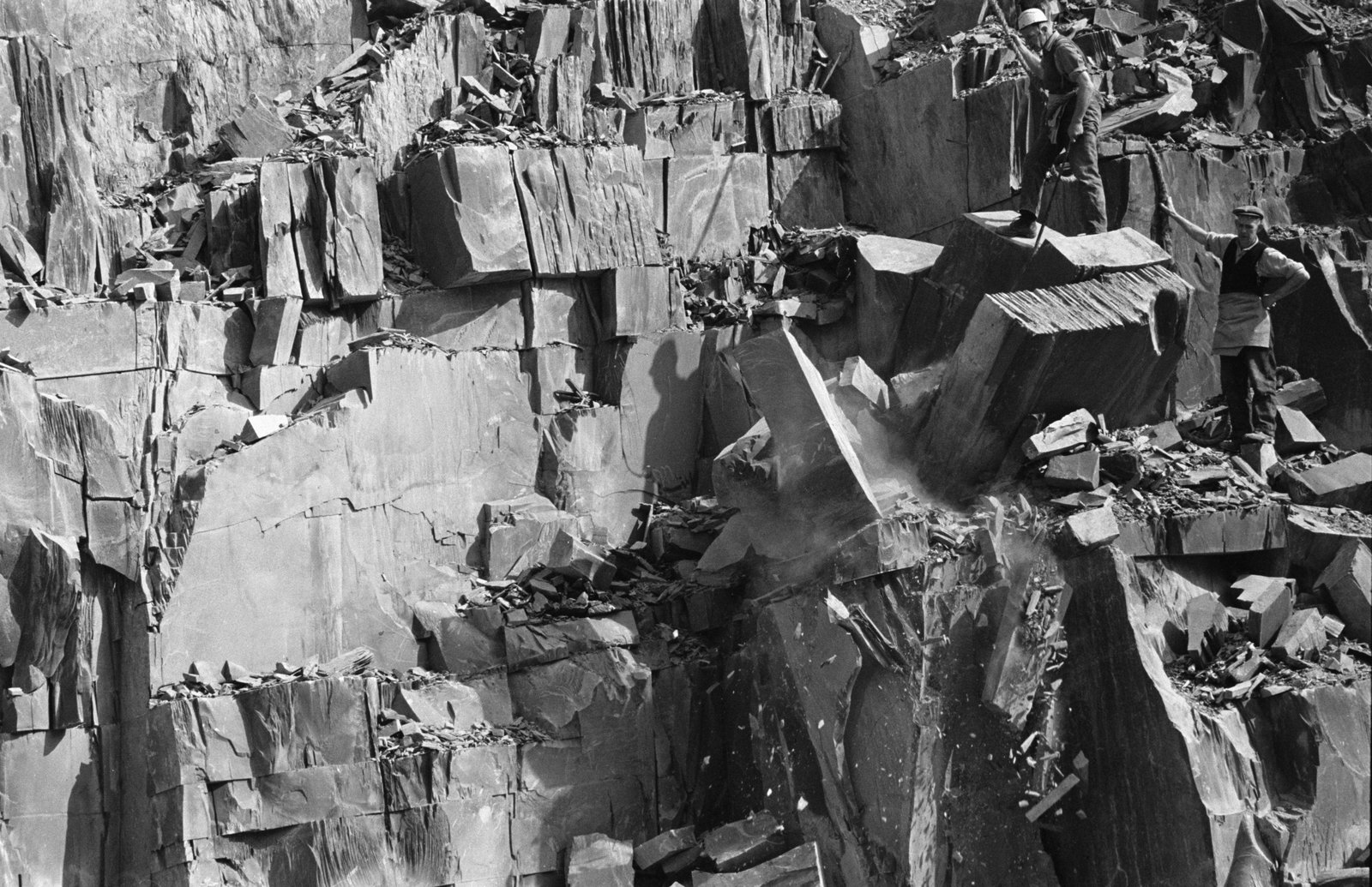 Goronwy Roberts, Minister of State for Wales, Penrhyn Quarry visit - 9 Apr 1965, submitted by Buddle-Bot on 01-04-2025.
© Geoff Charles https://creativecommons.org/licenses/by-sa/4.0/ http://www.llyfrgell.cymru Goronwy Roberts, Minister of State for Wales, Penrhyn Quarry visit - 9 Apr 1965