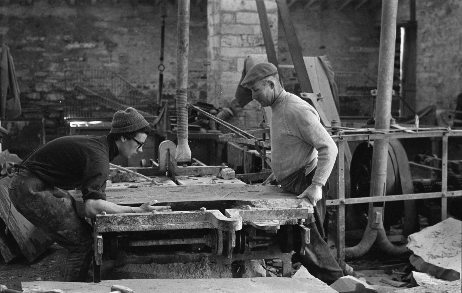 Goronwy Roberts, Minister of State for Wales, Penrhyn Quarry visit - 9 Apr 1965, submitted by Buddle-Bot on 01-04-2025.
© Geoff Charles https://creativecommons.org/licenses/by-sa/4.0/ http://www.llyfrgell.cymru Goronwy Roberts, Minister of State for Wales, Penrhyn Quarry visit - 9 Apr 1965
