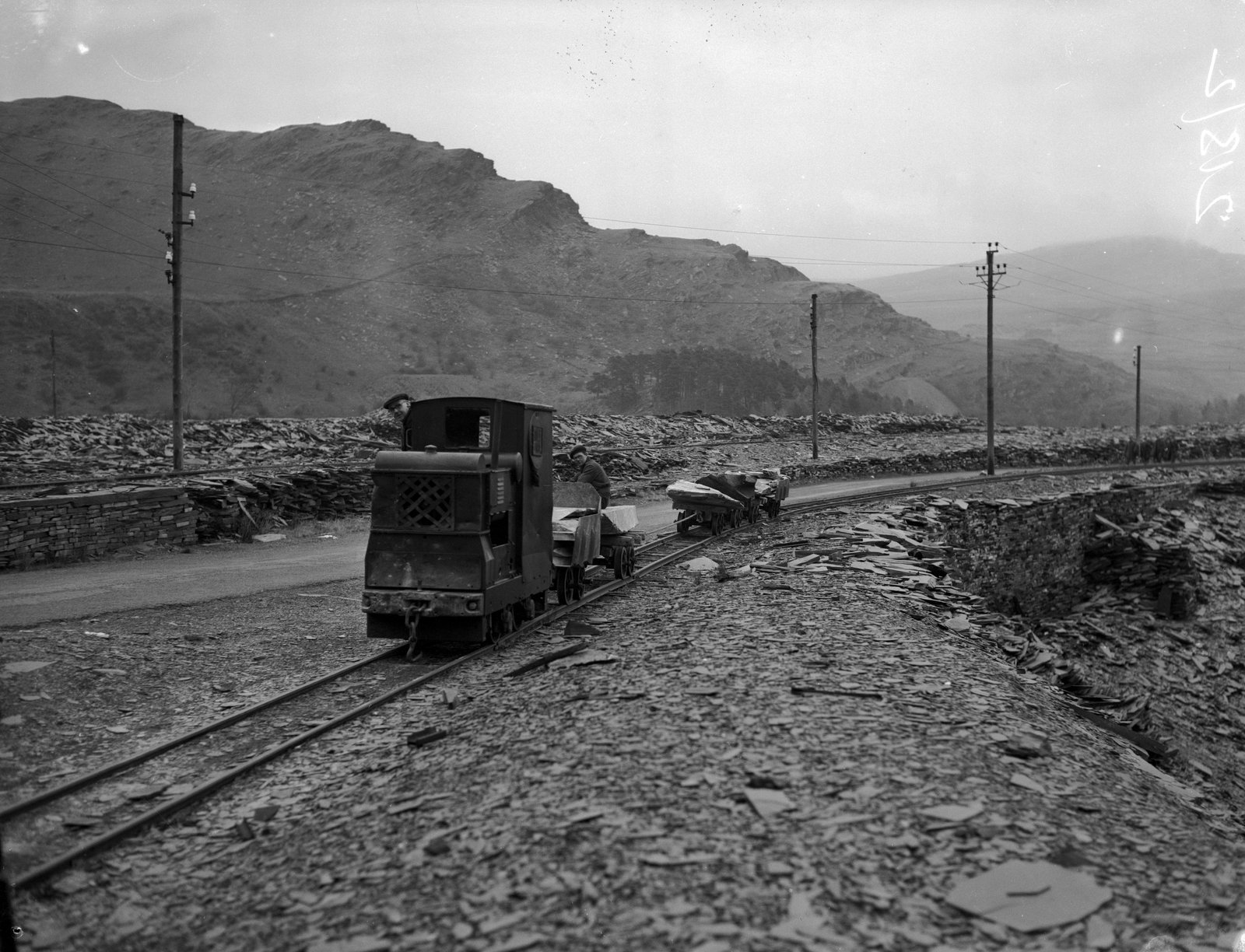 Men at work at the Oakley Quarry, Dec 1, 1958, submitted by Buddle-Bot on 01-04-2025.
© Geoff Charles https://creativecommons.org/licenses/by-sa/4.0/ http://www.llyfrgell.cymru Men at work at the Oakley Quarry, Dec 1, 1958