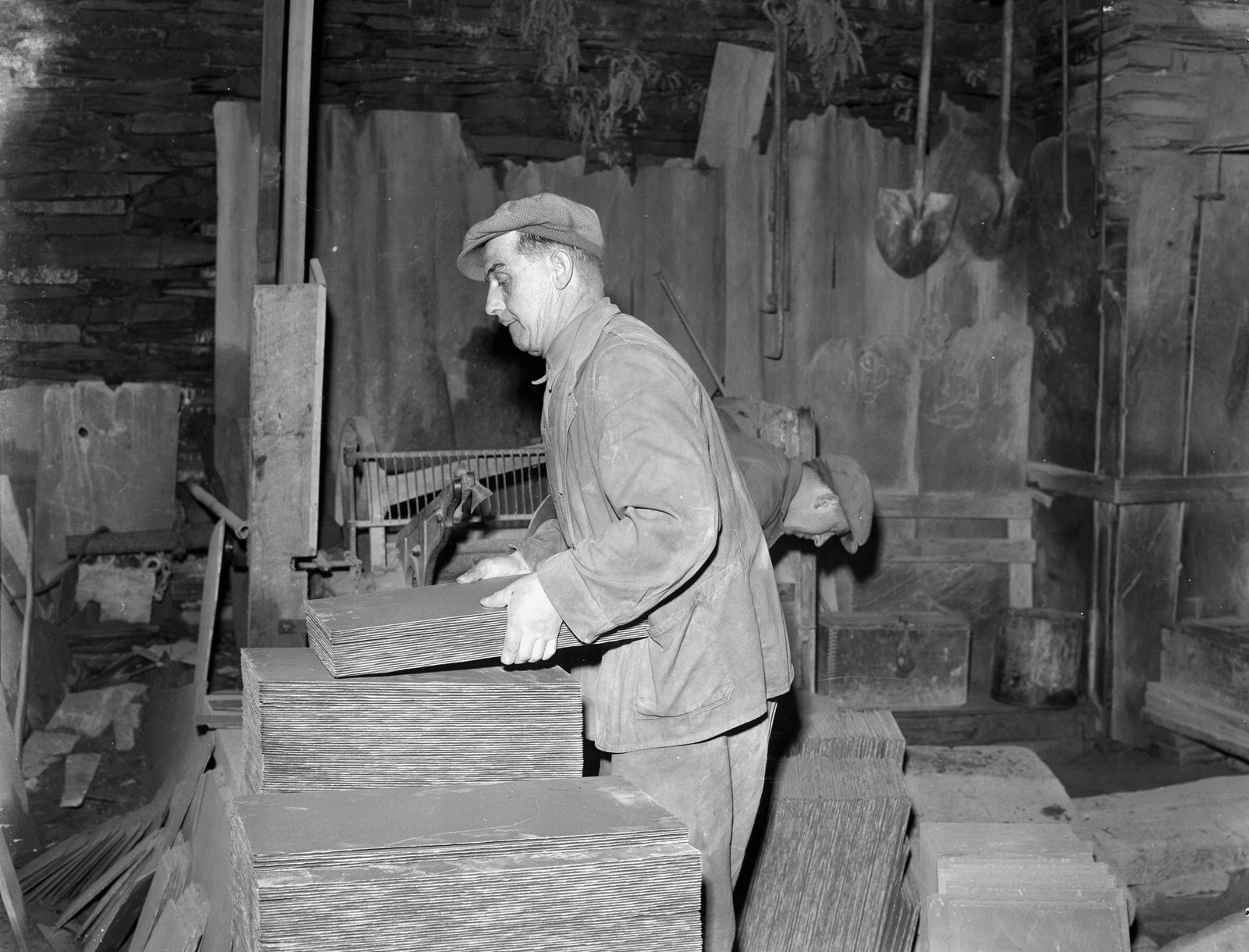Men at work at the Oakley Quarry, Dec 1, 1958, submitted by Buddle-Bot on 01-04-2025.
© Geoff Charles https://creativecommons.org/licenses/by-sa/4.0/ http://www.llyfrgell.cymru Men at work at the Oakley Quarry, Dec 1, 1958
