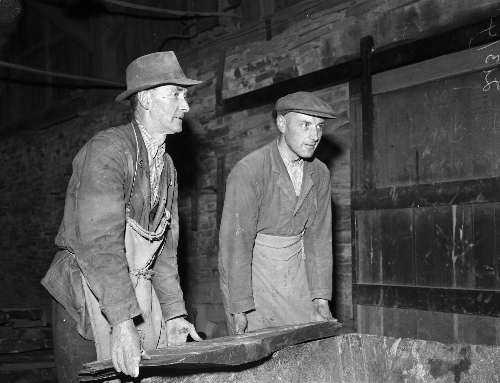 Men at work at the Oakley Quarry, Dec 1, 1958, submitted by Buddle-Bot on 01-04-2025.
© Geoff Charles https://creativecommons.org/licenses/by-sa/4.0/ http://www.llyfrgell.cymru Men at work at the Oakley Quarry, Dec 1, 1958