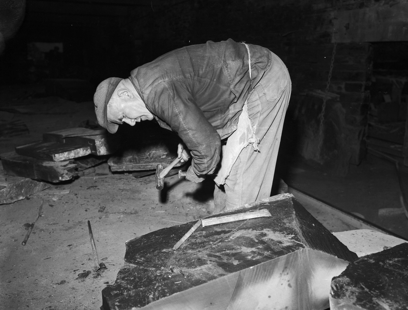 Men at work at the Oakley Quarry, Dec 1, 1958, submitted by Buddle-Bot on 01-04-2025.
© Geoff Charles https://creativecommons.org/licenses/by-sa/4.0/ http://www.llyfrgell.cymru Men at work at the Oakley Quarry, Dec 1, 1958