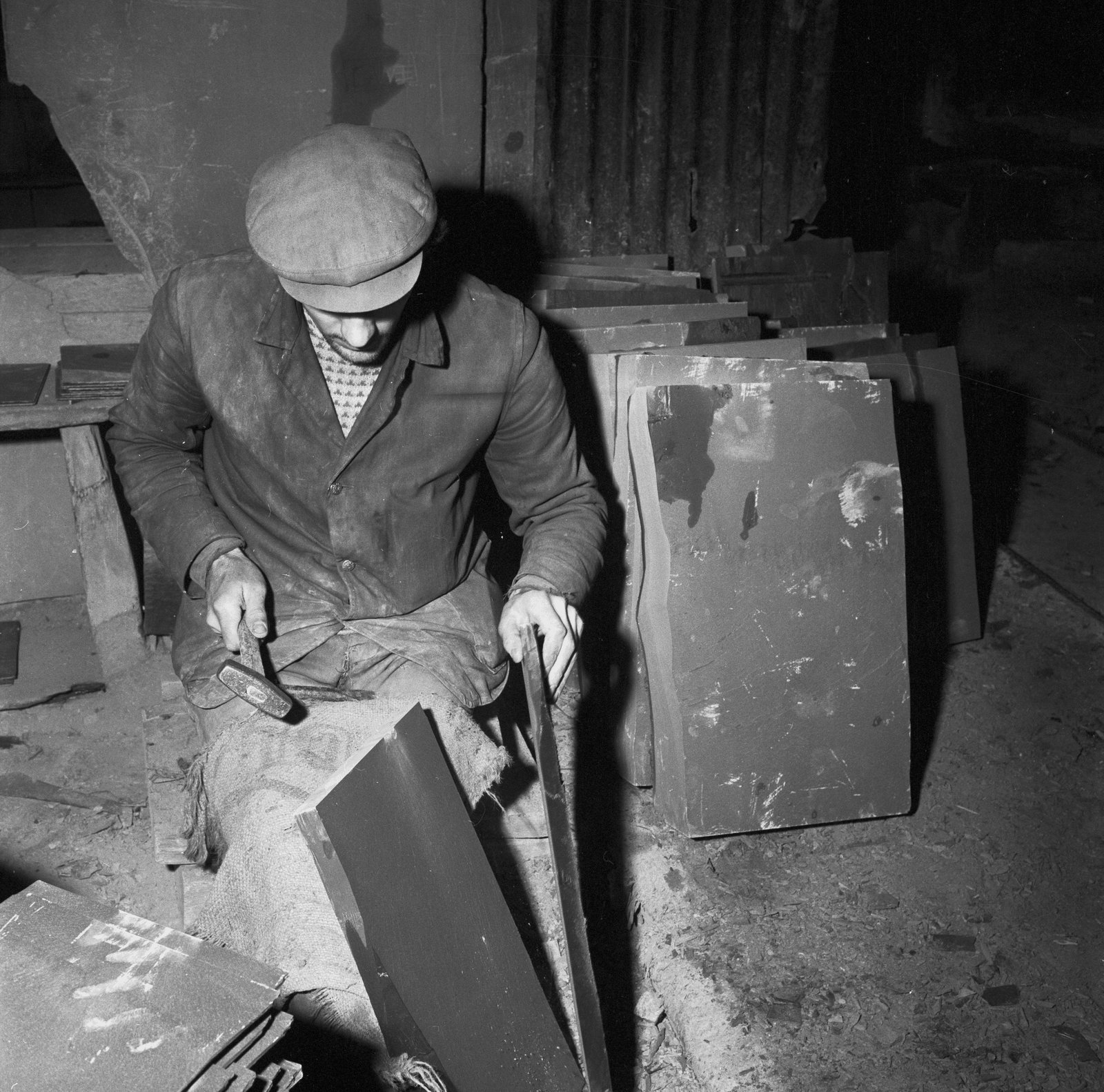 Mechanising Maenofferen - Jan 23, 1964, submitted by Buddle-Bot on 01-04-2025.
© Geoff Charles https://creativecommons.org/licenses/by-sa/4.0/ http://www.llyfrgell.cymru Mechanising Maenofferen - Jan 23, 1964