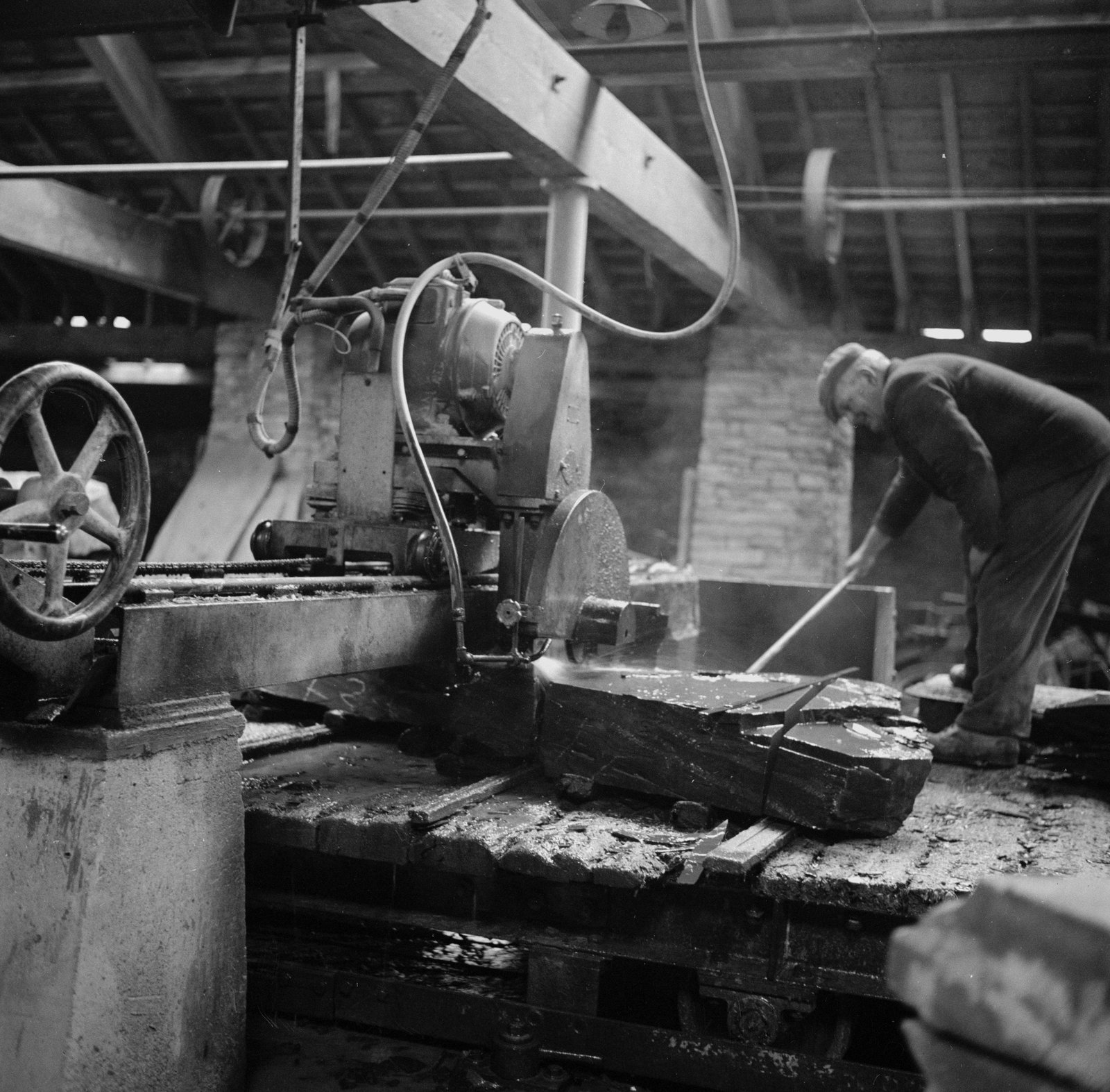 Mechanising Maenofferen - Jan 23, 1964, submitted by Buddle-Bot on 01-04-2025.
© Geoff Charles https://creativecommons.org/licenses/by-sa/4.0/ http://www.llyfrgell.cymru Mechanising Maenofferen - Jan 23, 1964