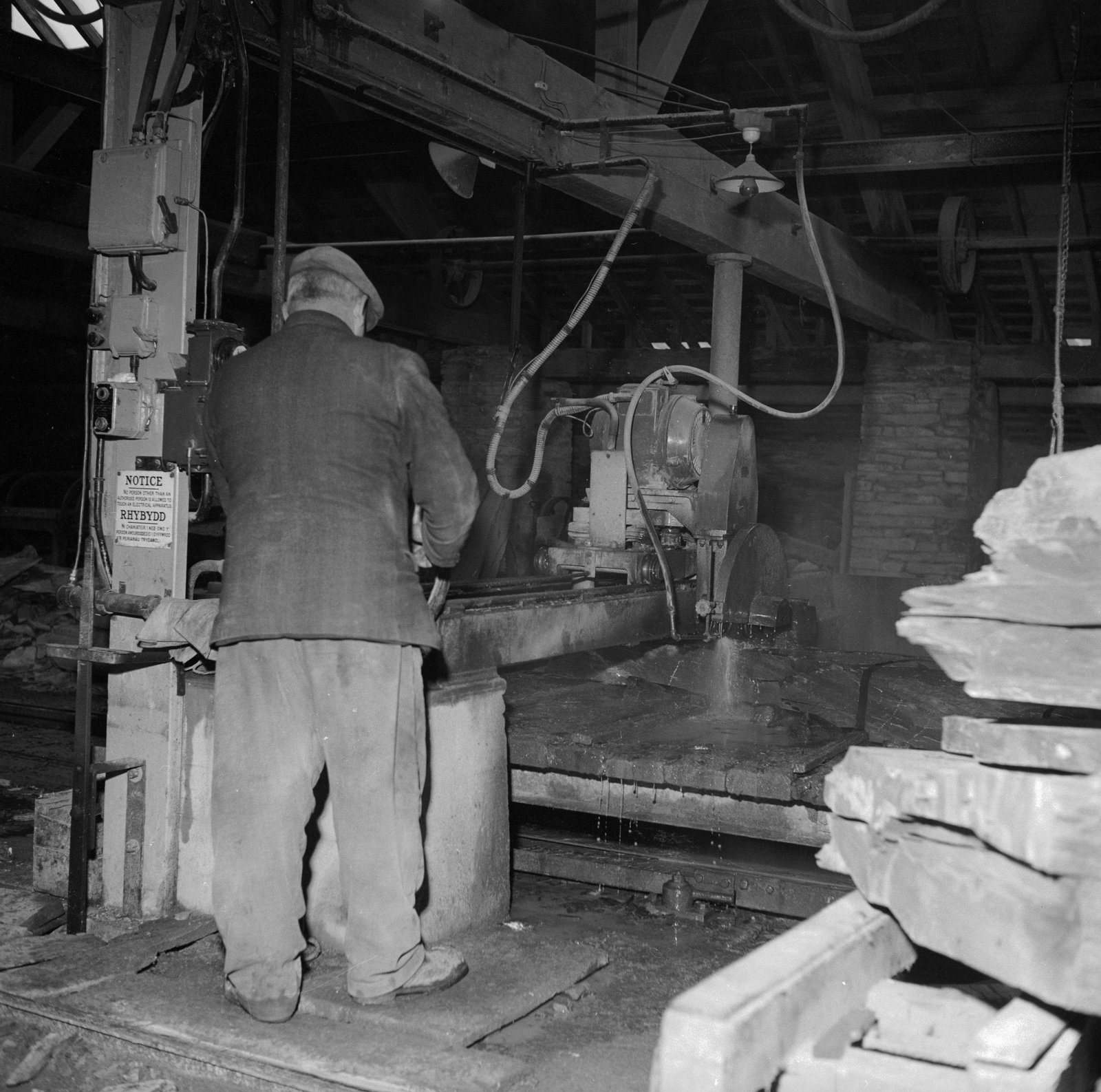 Mechanising Maenofferen - Jan 23, 1964, submitted by Buddle-Bot on 01-04-2025.
© Geoff Charles https://creativecommons.org/licenses/by-sa/4.0/ http://www.llyfrgell.cymru Mechanising Maenofferen - Jan 23, 1964
