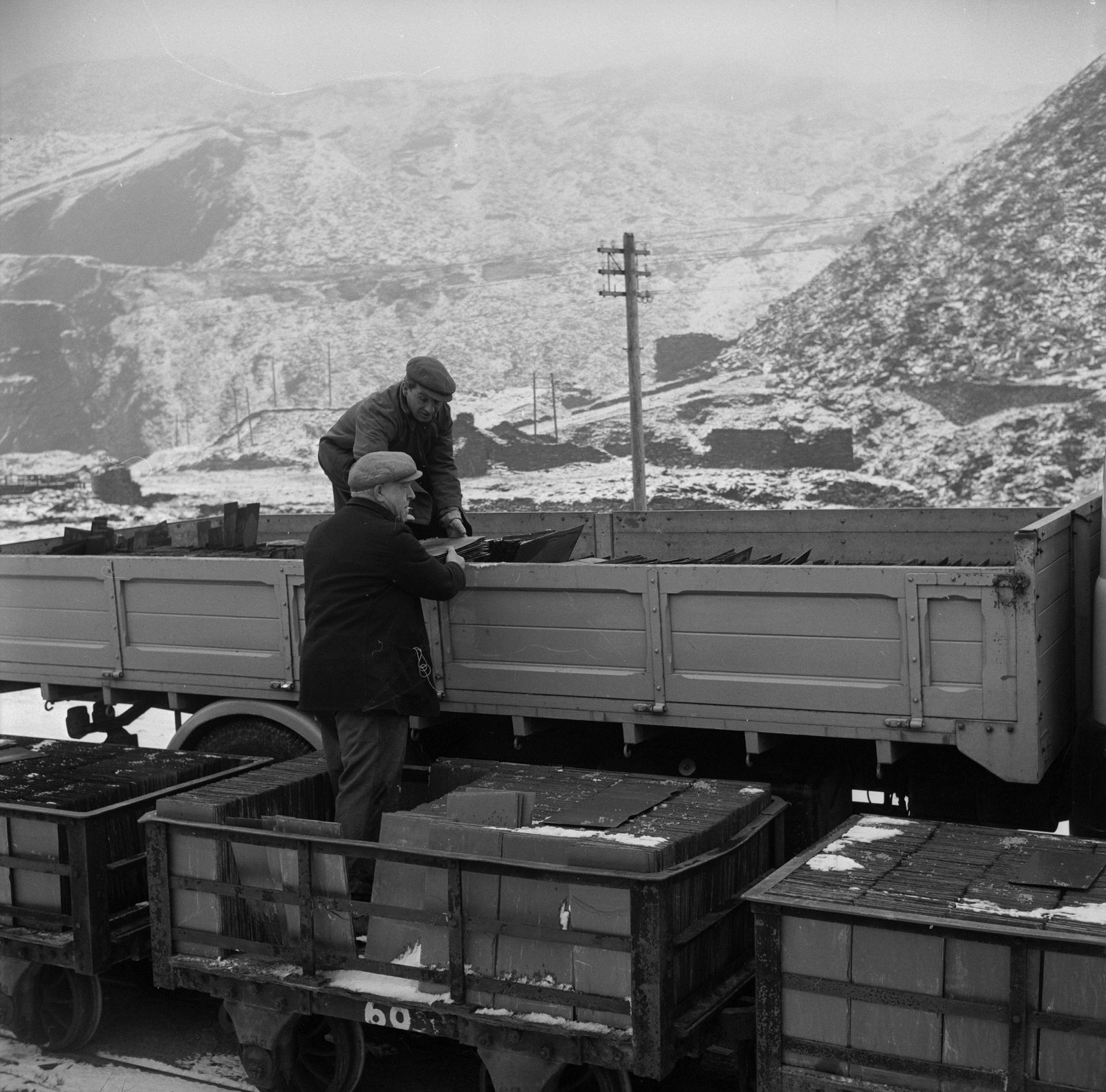 Mechanising Maenofferen - Jan 23, 1964, submitted by Buddle-Bot on 01-04-2025.
© Geoff Charles https://creativecommons.org/licenses/by-sa/4.0/ http://www.llyfrgell.cymru Mechanising Maenofferen - Jan 23, 1964