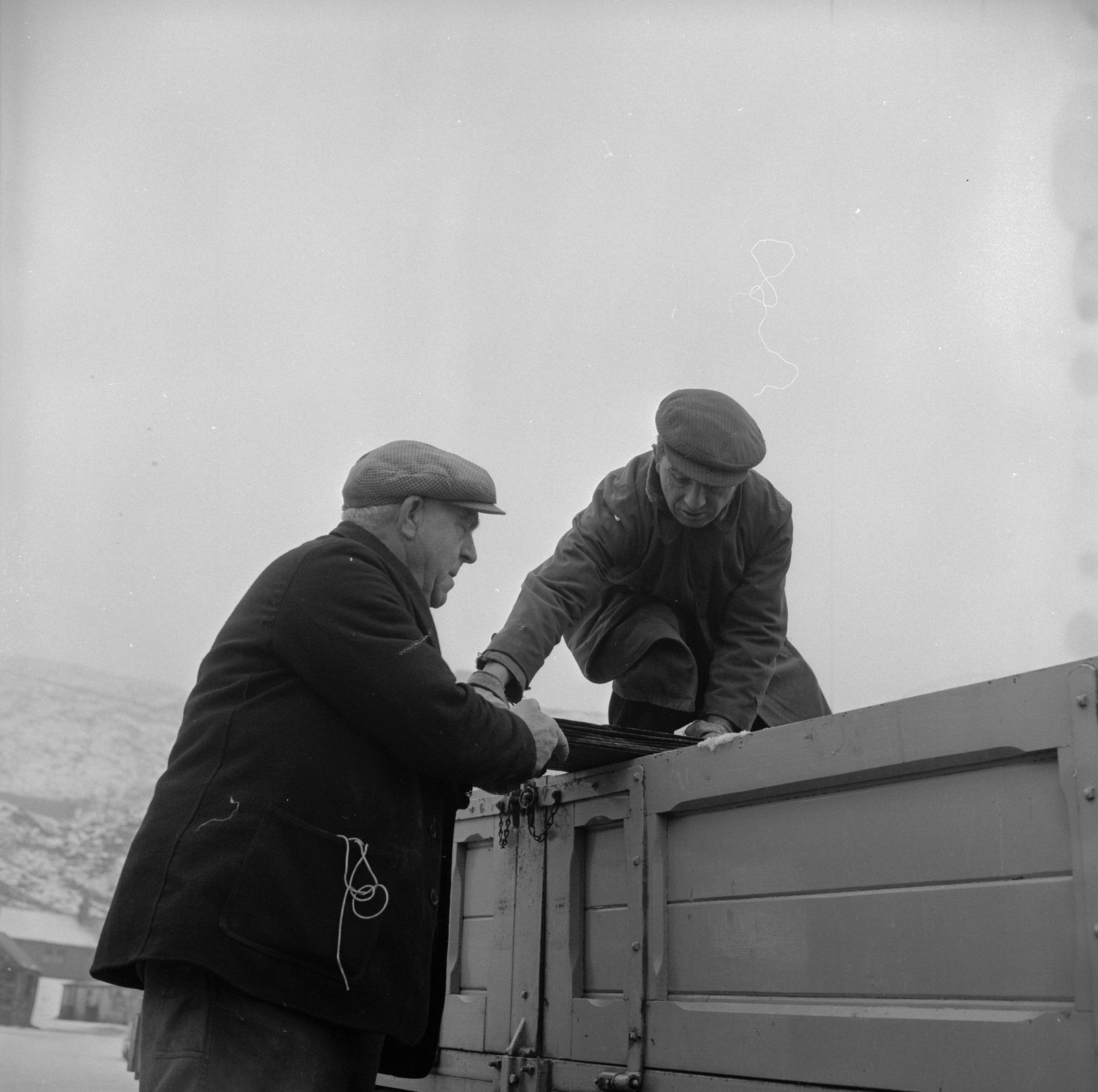 Mechanising Maenofferen - Jan 23, 1964, submitted by Buddle-Bot on 01-04-2025.
© Geoff Charles https://creativecommons.org/licenses/by-sa/4.0/ http://www.llyfrgell.cymru Mechanising Maenofferen - Jan 23, 1964