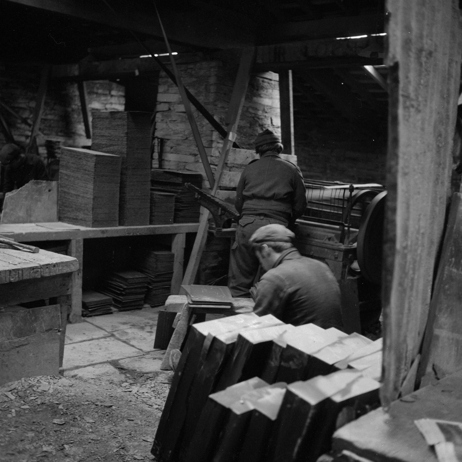 Mechanising Maenofferen - Jan 23, 1964, submitted by Buddle-Bot on 01-04-2025.
© Geoff Charles https://creativecommons.org/licenses/by-sa/4.0/ http://www.llyfrgell.cymru Mechanising Maenofferen - Jan 23, 1964