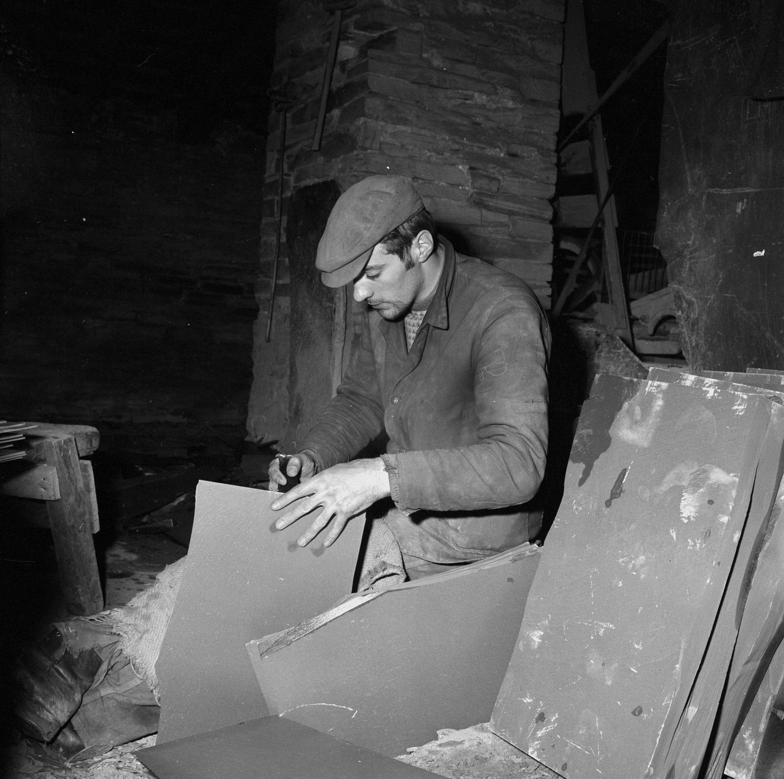 Mechanising Maenofferen - Jan 23, 1964, submitted by Buddle-Bot on 01-04-2025.
© Geoff Charles https://creativecommons.org/licenses/by-sa/4.0/ http://www.llyfrgell.cymru Mechanising Maenofferen - Jan 23, 1964