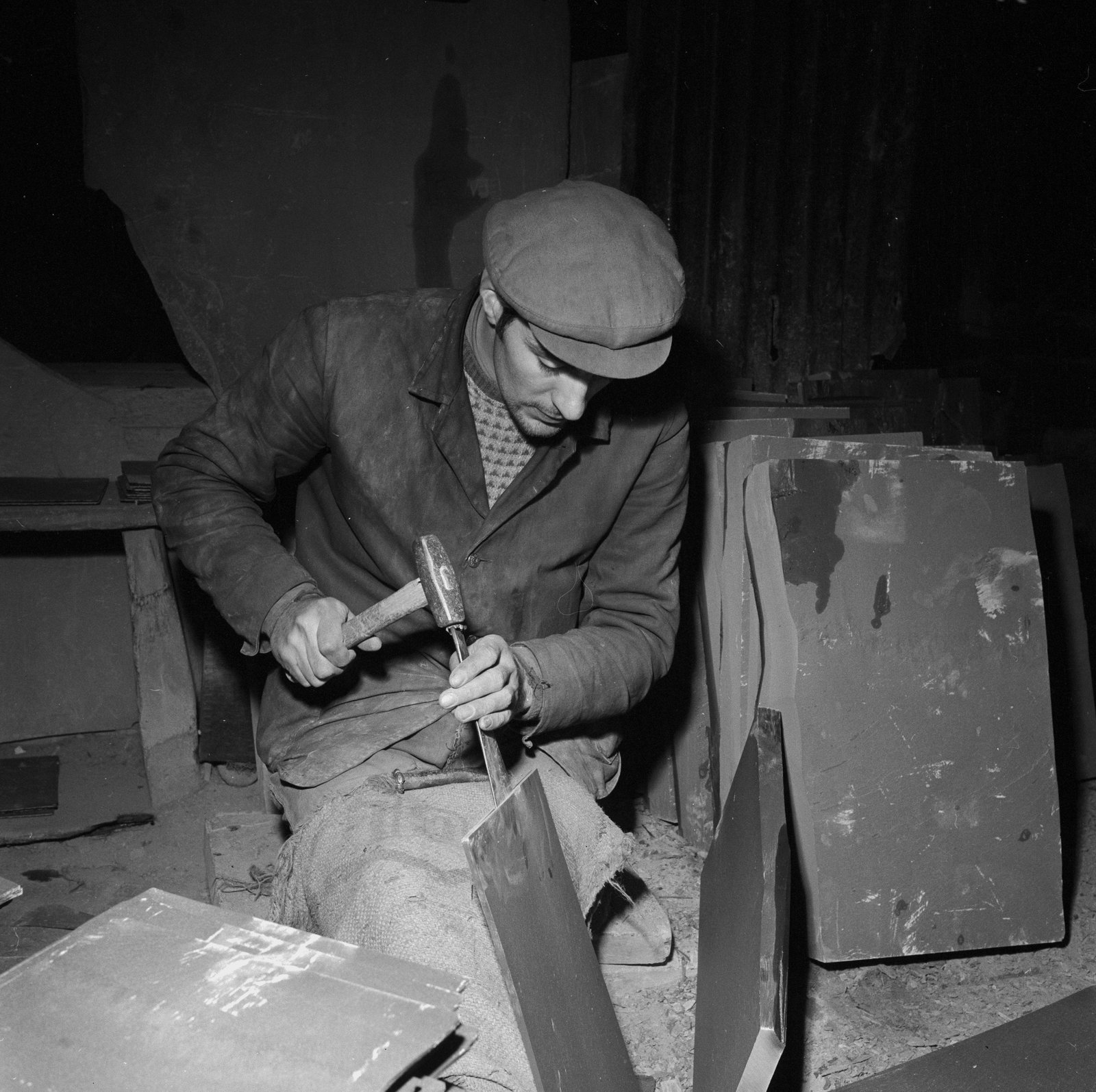 Mechanising Maenofferen - Jan 23, 1964, submitted by Buddle-Bot on 01-04-2025.
© Geoff Charles https://creativecommons.org/licenses/by-sa/4.0/ http://www.llyfrgell.cymru Mechanising Maenofferen - Jan 23, 1964