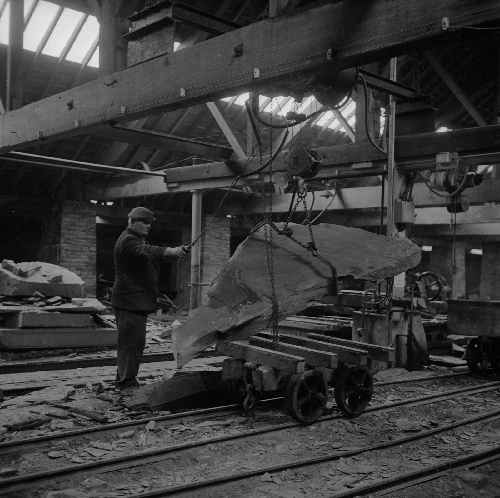 Mechanising Maenofferen - Jan 23, 1964, submitted by Buddle-Bot on 01-04-2025.
© Geoff Charles https://creativecommons.org/licenses/by-sa/4.0/ http://www.llyfrgell.cymru Mechanising Maenofferen - Jan 23, 1964
