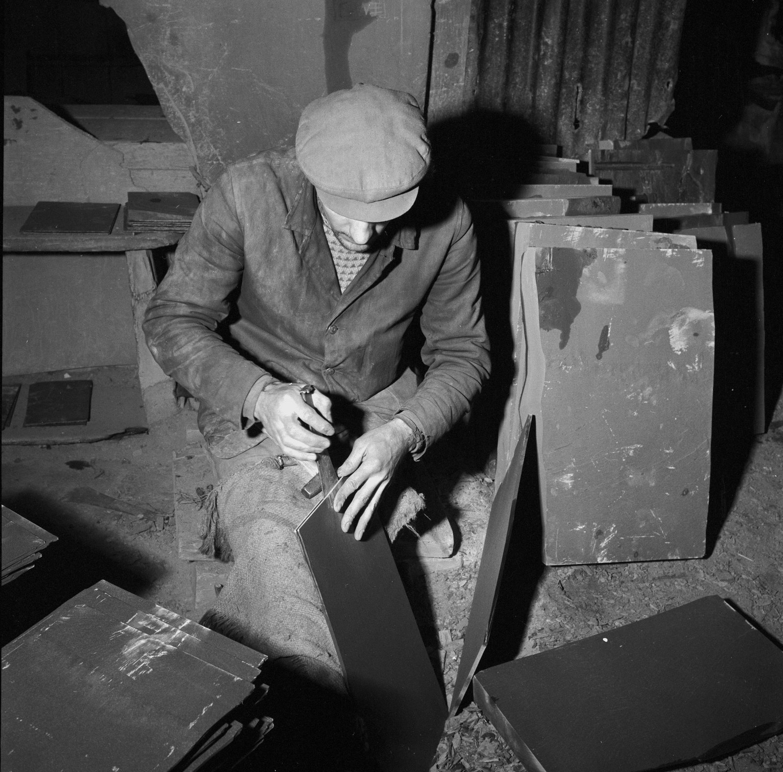 Mechanising Maenofferen - Jan 23, 1964, submitted by Buddle-Bot on 01-04-2025.
© Geoff Charles https://creativecommons.org/licenses/by-sa/4.0/ http://www.llyfrgell.cymru Mechanising Maenofferen - Jan 23, 1964
