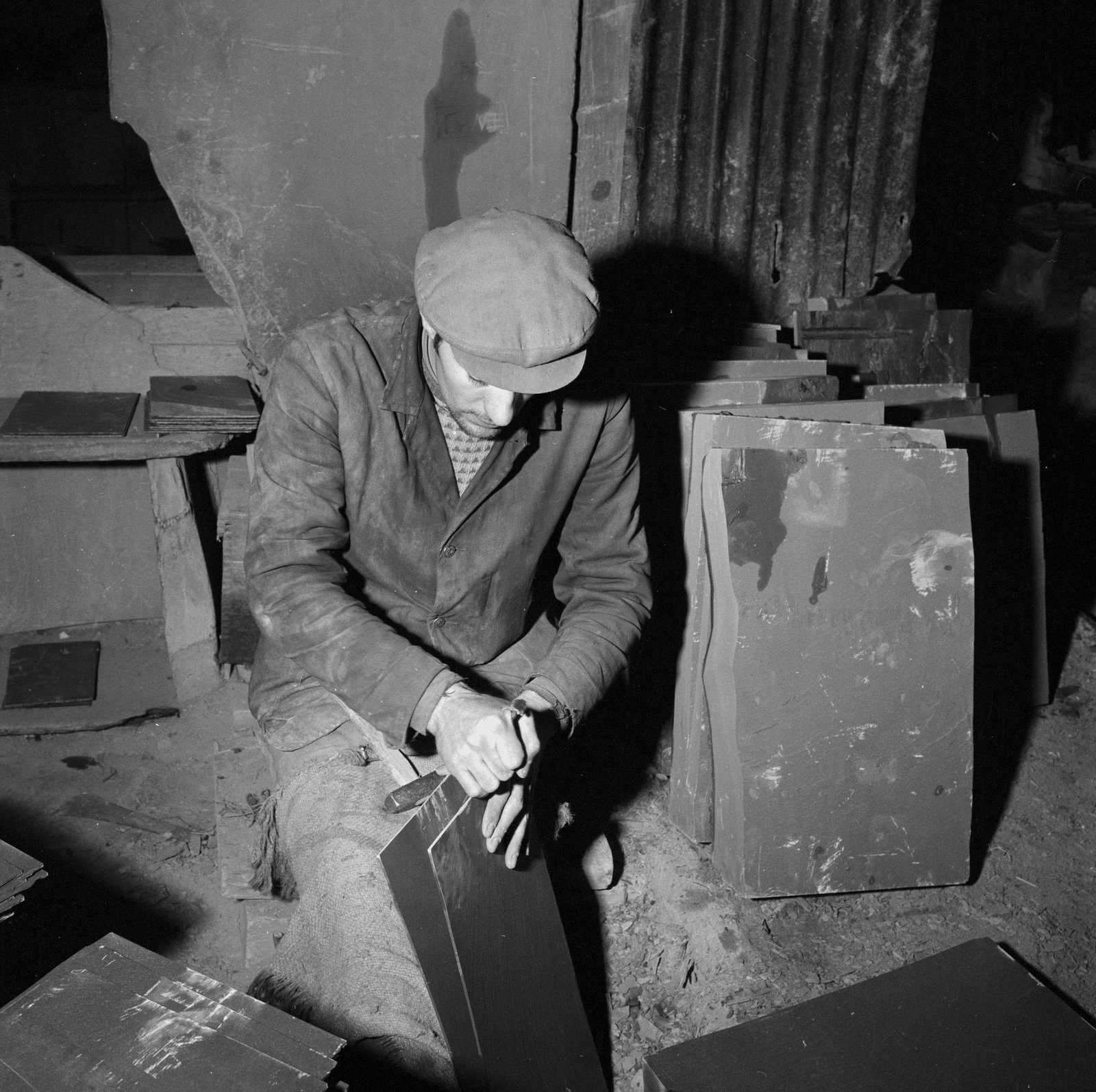 Mechanising Maenofferen - Jan 23, 1964, submitted by Buddle-Bot on 01-04-2025.
© Geoff Charles https://creativecommons.org/licenses/by-sa/4.0/ http://www.llyfrgell.cymru Mechanising Maenofferen - Jan 23, 1964