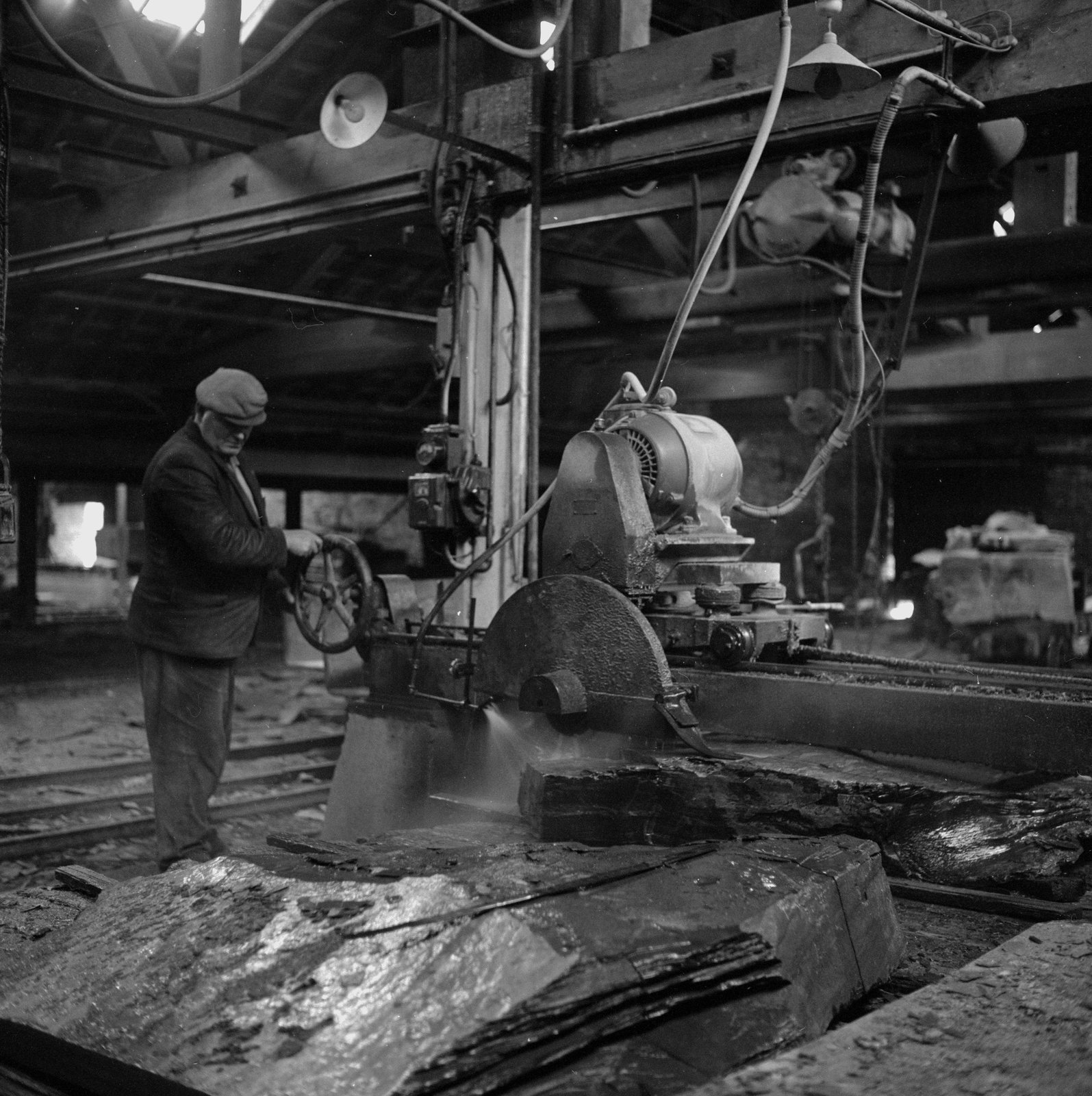 Mechanising Maenofferen - Jan 23, 1964, submitted by Buddle-Bot on 01-04-2025.
© Geoff Charles https://creativecommons.org/licenses/by-sa/4.0/ http://www.llyfrgell.cymru Mechanising Maenofferen - Jan 23, 1964