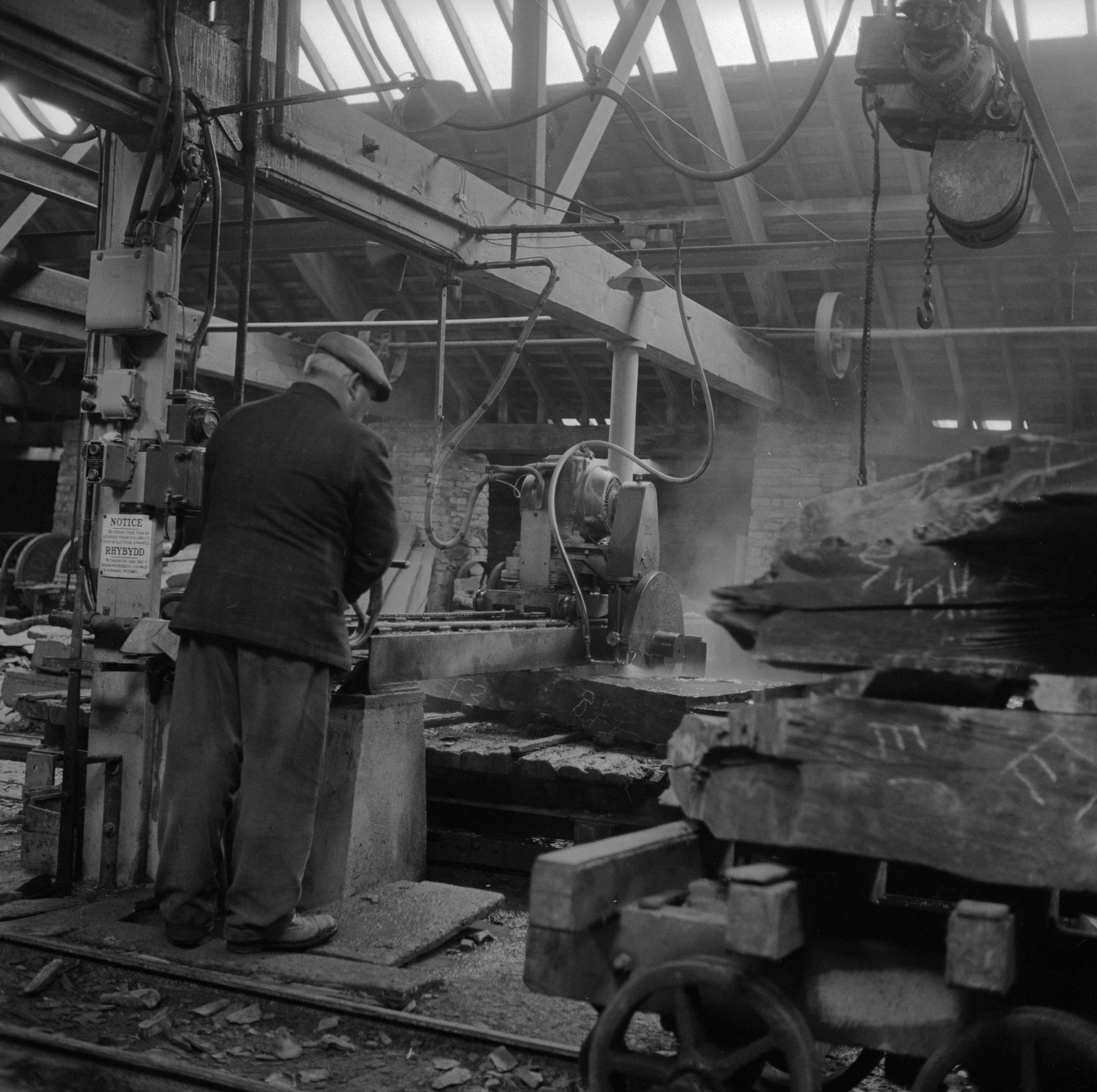 Mechanising Maenofferen - Jan 23, 1964, submitted by Buddle-Bot on 01-04-2025.
© Geoff Charles https://creativecommons.org/licenses/by-sa/4.0/ http://www.llyfrgell.cymru Mechanising Maenofferen - Jan 23, 1964