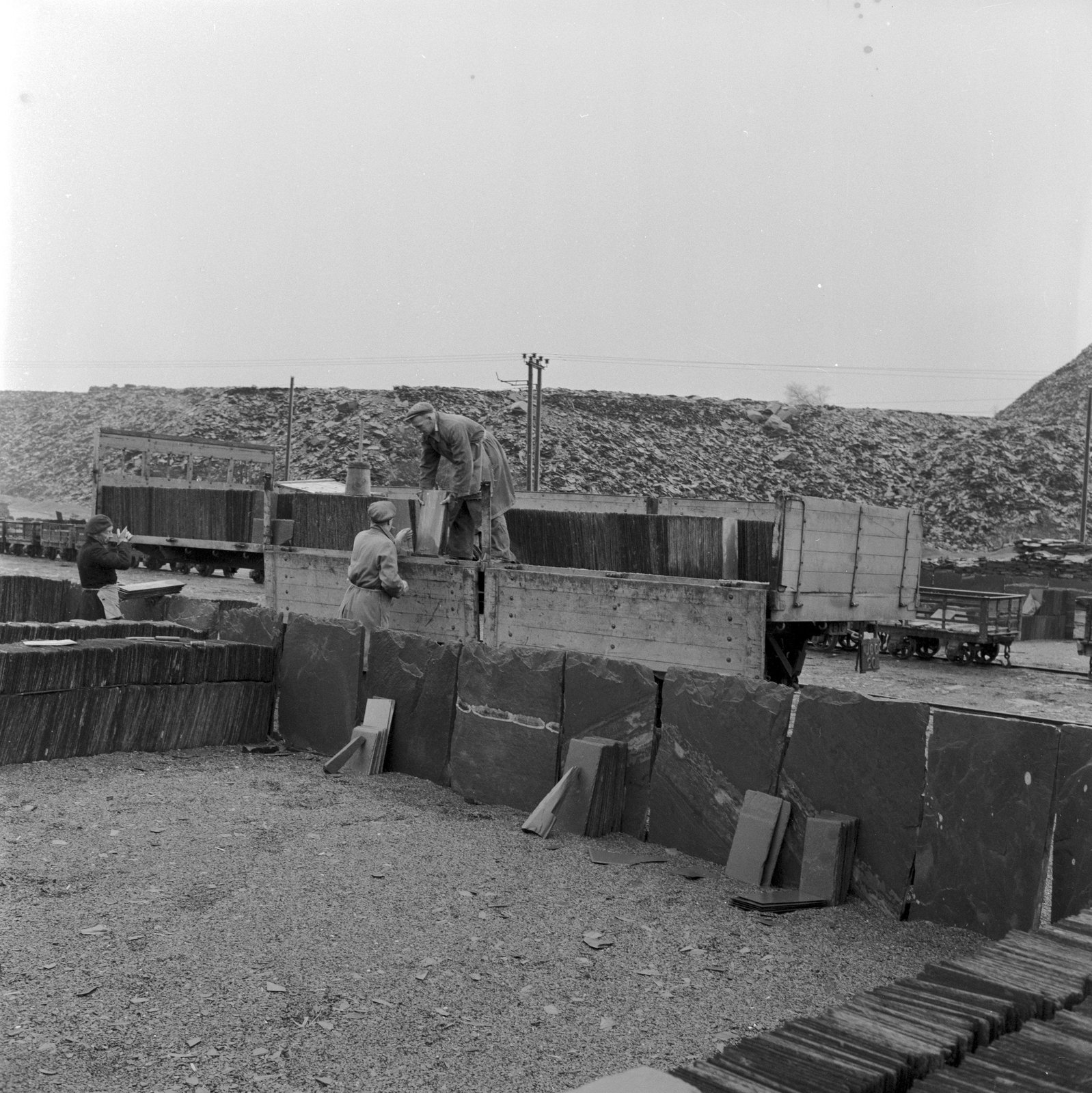 Penrhyn Quarry - Feb 15, 1962, submitted by Buddle-Bot on 01-04-2025.
© Geoff Charles https://creativecommons.org/licenses/by-sa/4.0/ http://www.llyfrgell.cymru Penrhyn Quarry - Feb 15, 1962