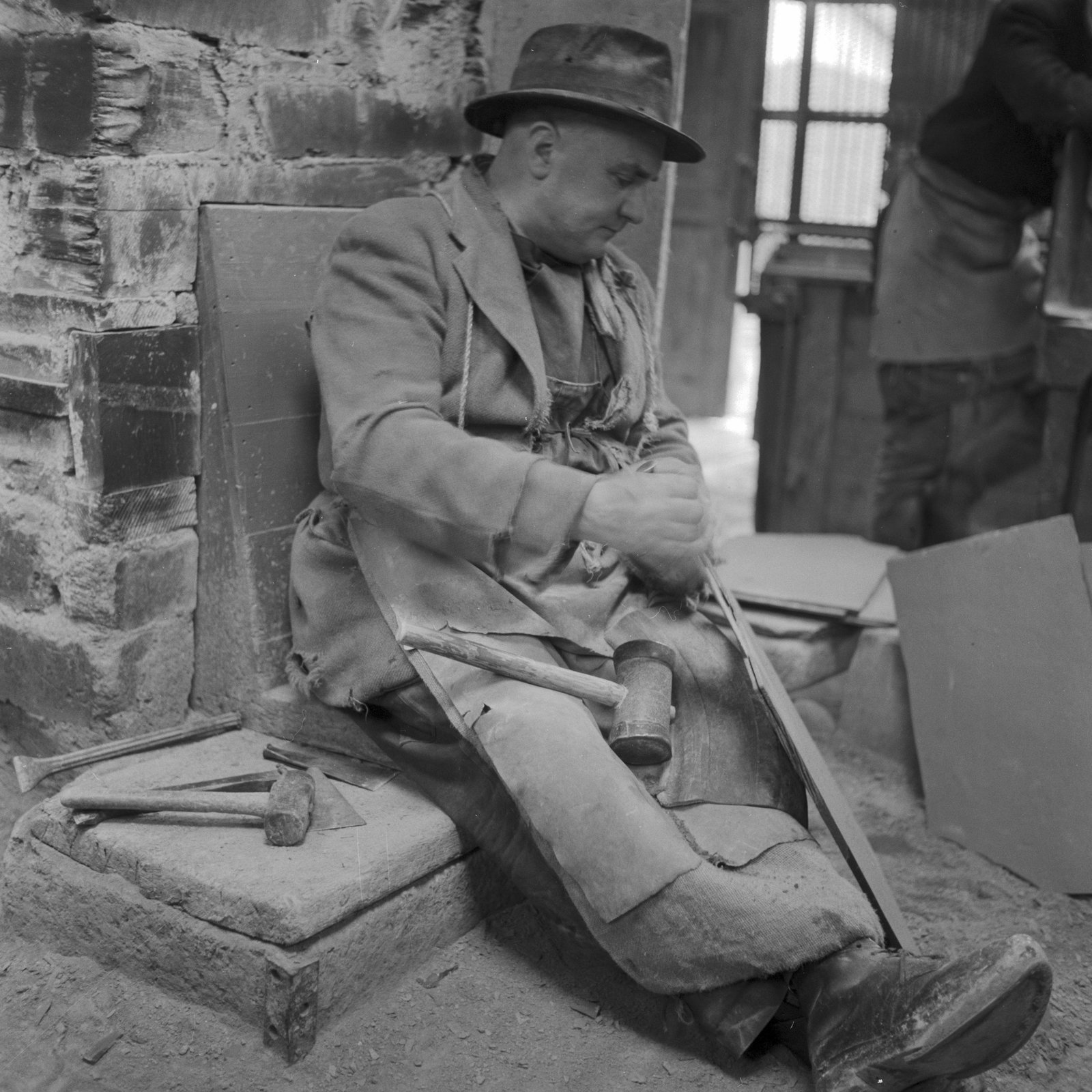Penrhyn Quarry - Feb 15, 1962, submitted by Buddle-Bot on 01-04-2025.
© Geoff Charles https://creativecommons.org/licenses/by-sa/4.0/ http://www.llyfrgell.cymru Penrhyn Quarry - Feb 15, 1962