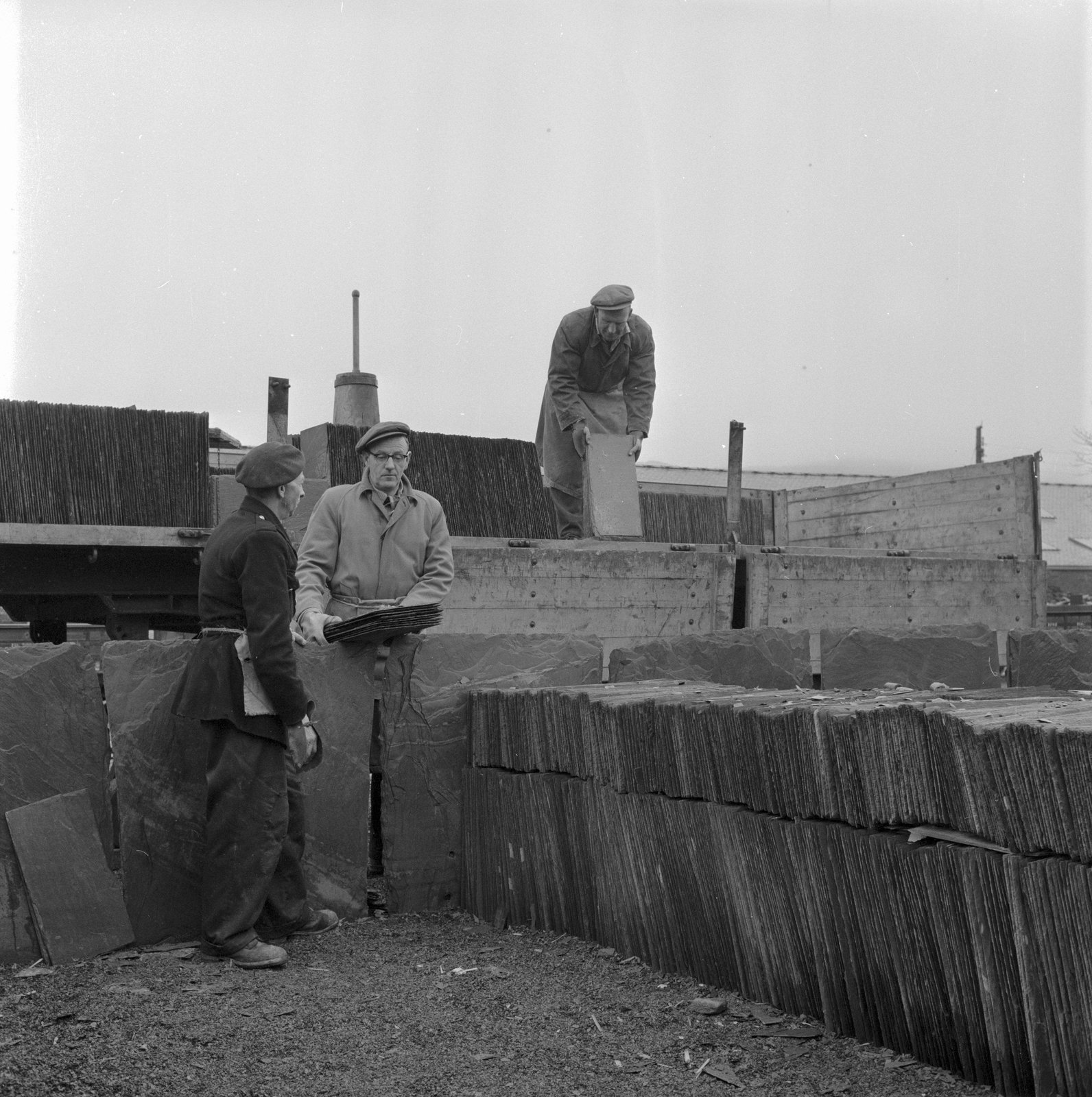 Penrhyn Quarry - Feb 15, 1962, submitted by Buddle-Bot on 01-04-2025.
© Geoff Charles https://creativecommons.org/licenses/by-sa/4.0/ http://www.llyfrgell.cymru Penrhyn Quarry - Feb 15, 1962