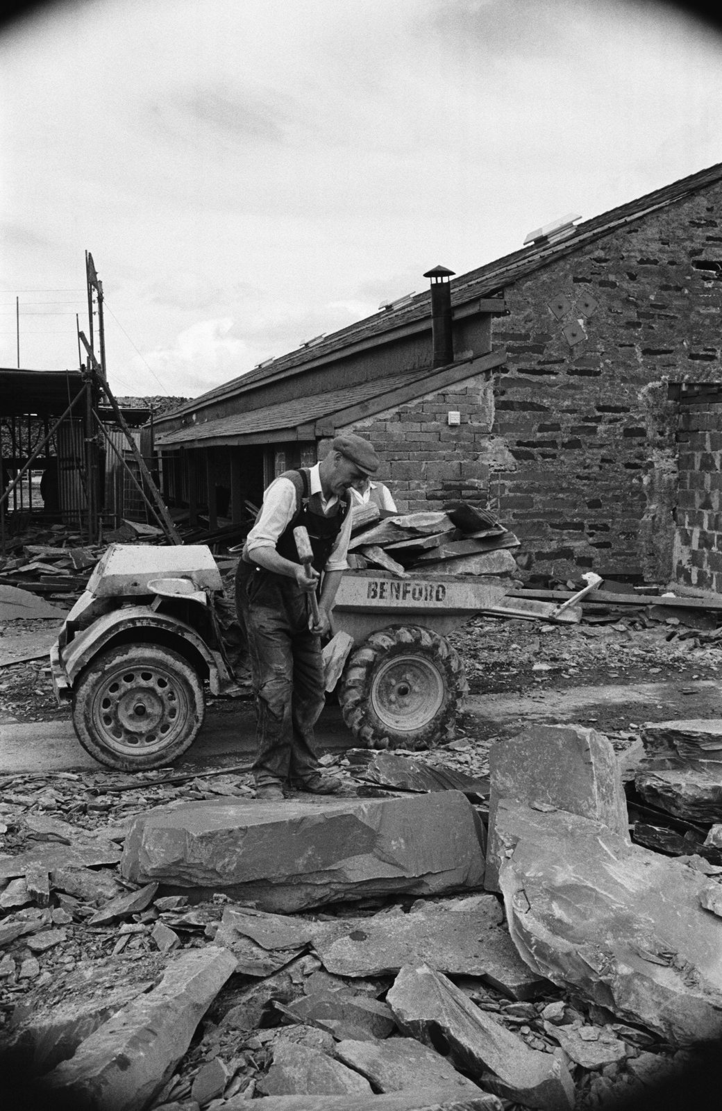 Penrhyn modernisation by Mc Alpine - 25 Jun, 1966, submitted by Buddle-Bot on 01-04-2025.
© Geoff Charles https://creativecommons.org/licenses/by-sa/4.0/ http://www.llyfrgell.cymru Penrhyn modernisation by Mc Alpine - 25 Jun, 1966