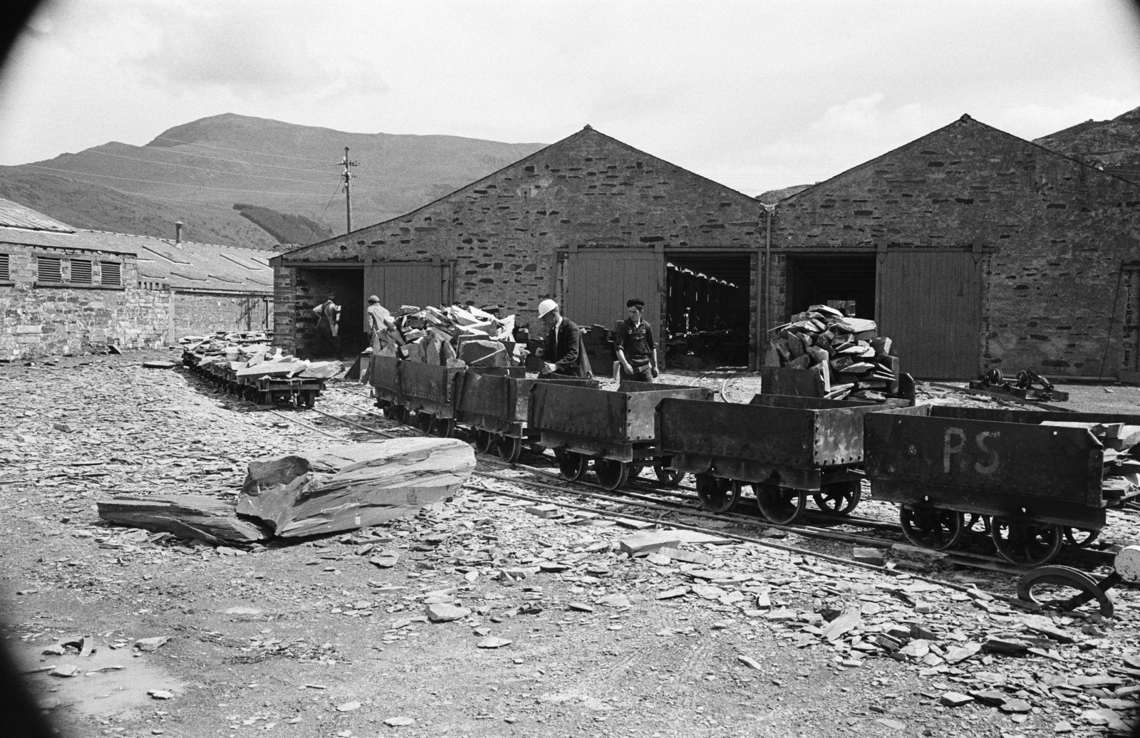 Penrhyn modernisation by Mc Alpine - 25 Jun, 1966, submitted by Buddle-Bot on 01-04-2025.
© Geoff Charles https://creativecommons.org/licenses/by-sa/4.0/ http://www.llyfrgell.cymru Penrhyn modernisation by Mc Alpine - 25 Jun, 1966