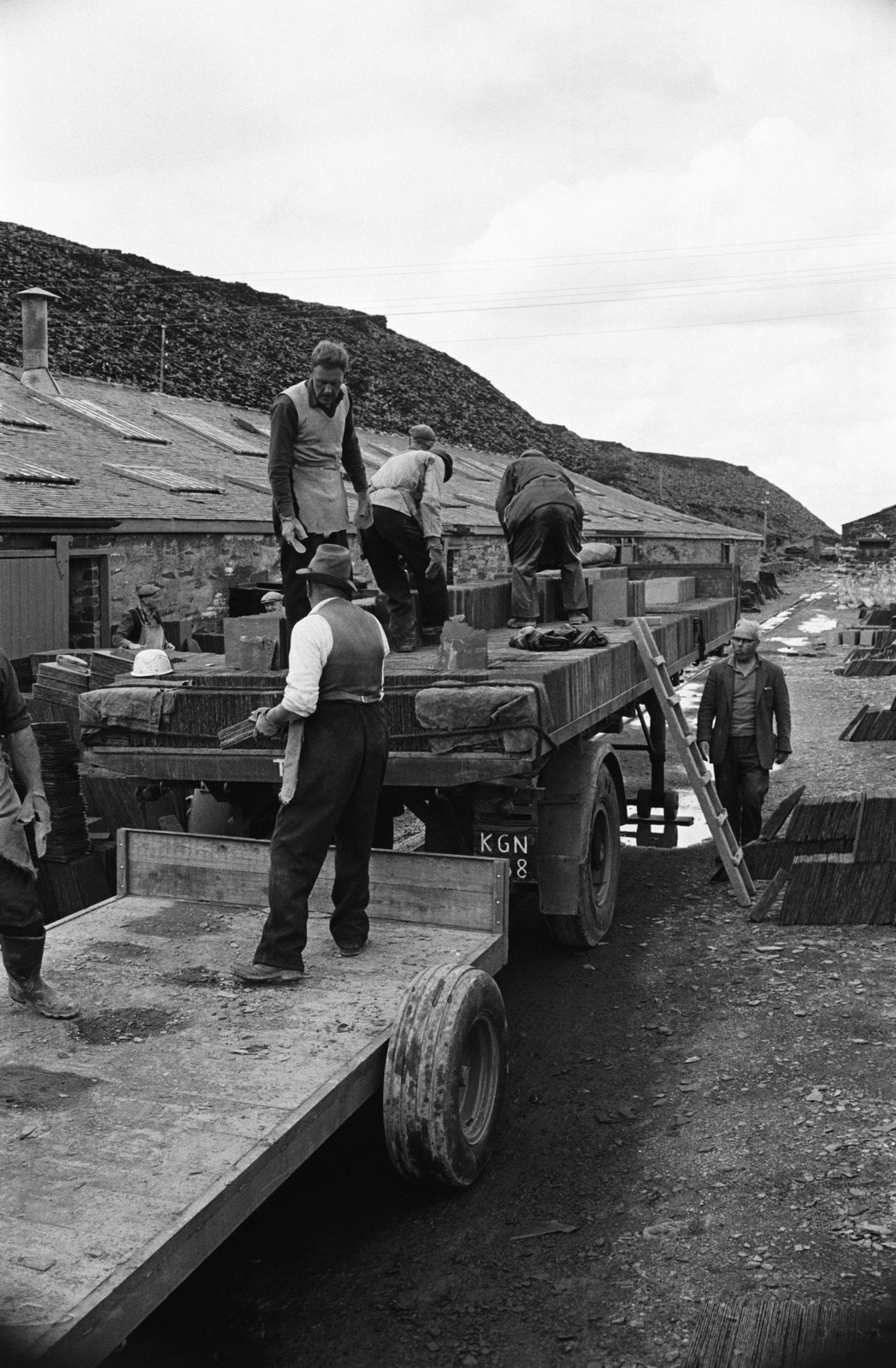 Penrhyn modernisation by Mc Alpine - 25 Jun, 1966, submitted by Buddle-Bot on 01-04-2025.
© Geoff Charles https://creativecommons.org/licenses/by-sa/4.0/ http://www.llyfrgell.cymru Penrhyn modernisation by Mc Alpine - 25 Jun, 1966