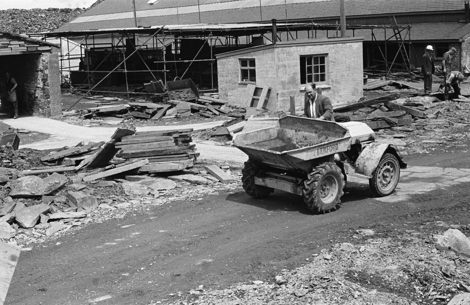 Penrhyn modernisation by Mc Alpine - 25 Jun, 1966, submitted by Buddle-Bot on 01-04-2025.
© Geoff Charles https://creativecommons.org/licenses/by-sa/4.0/ http://www.llyfrgell.cymru Penrhyn modernisation by Mc Alpine - 25 Jun, 1966