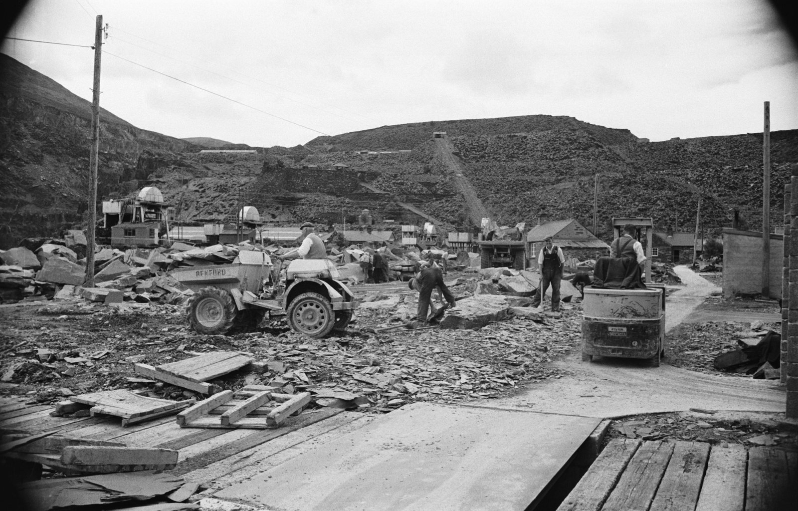 Penrhyn modernisation by Mc Alpine - 25 Jun, 1966, submitted by Buddle-Bot on 01-04-2025.
© Geoff Charles https://creativecommons.org/licenses/by-sa/4.0/ http://www.llyfrgell.cymru Penrhyn modernisation by Mc Alpine - 25 Jun, 1966