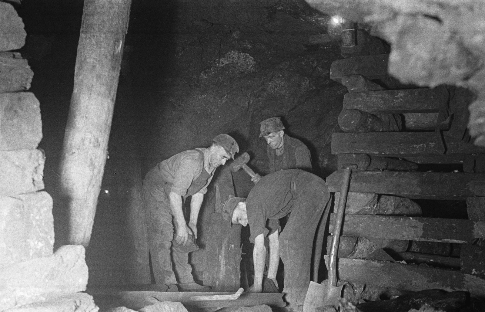 Rhiw manganese mine - Nov 1, 1967, submitted by Buddle-Bot on 01-04-2025.
© Geoff Charles https://creativecommons.org/licenses/by-sa/4.0/ http://www.llyfrgell.cymru Rhiw manganese mine - Nov 1, 1967