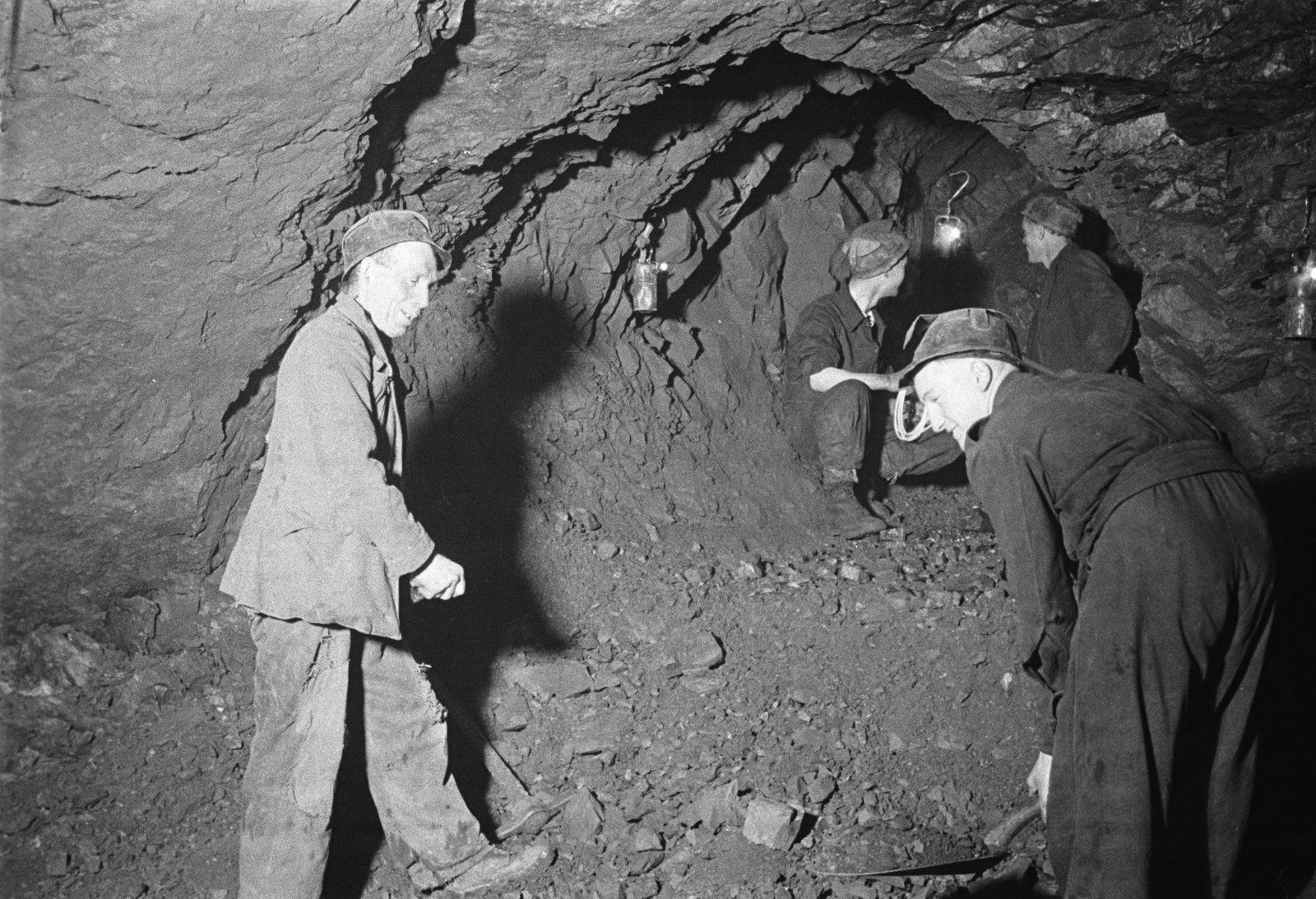 Rhiw manganese mine - Nov 1, 1967, submitted by Buddle-Bot on 01-04-2025.
© Geoff Charles https://creativecommons.org/licenses/by-sa/4.0/ http://www.llyfrgell.cymru Rhiw manganese mine - Nov 1, 1967