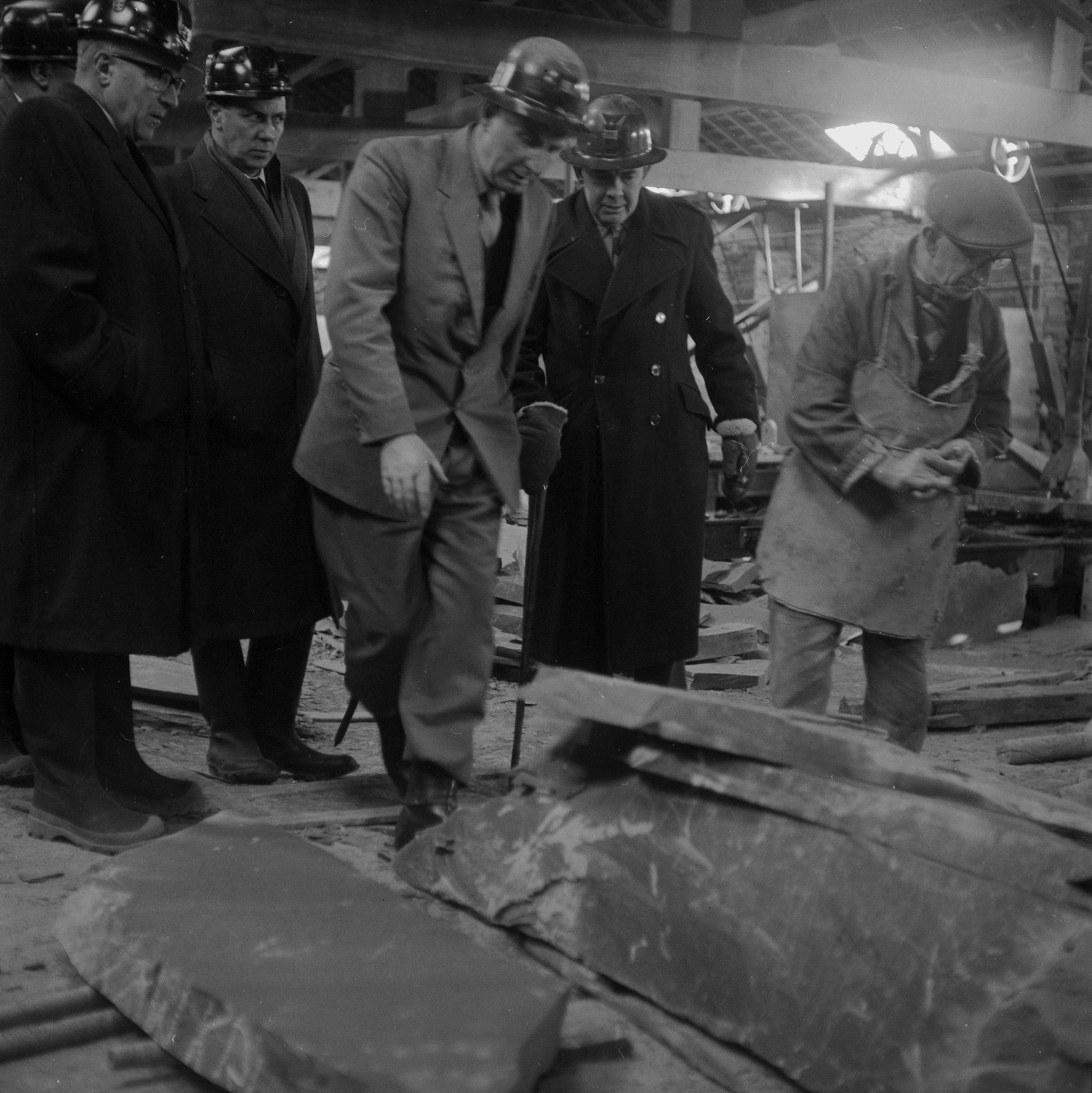 Sir Keith Joseph Oakeley Quarry visit - Jan 23, 1964, submitted by Buddle-Bot on 01-04-2025.
© Geoff Charles https://creativecommons.org/licenses/by-sa/4.0/ http://www.llyfrgell.cymru Sir Keith Joseph Oakeley Quarry visit - Jan 23, 1964