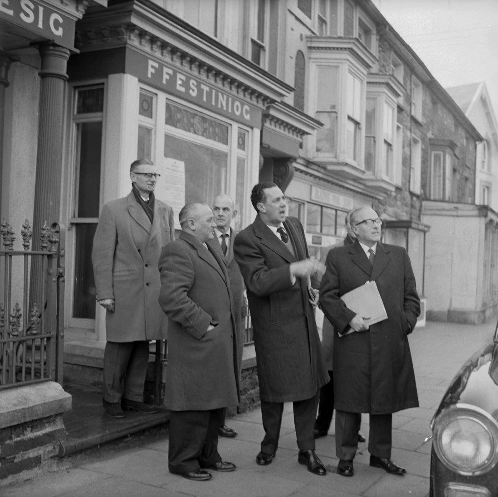Sir Keith Joseph Oakeley Quarry visit - Jan 23, 1964, submitted by Buddle-Bot on 01-04-2025.
© Geoff Charles https://creativecommons.org/licenses/by-sa/4.0/ http://www.llyfrgell.cymru Sir Keith Joseph Oakeley Quarry visit - Jan 23, 1964
